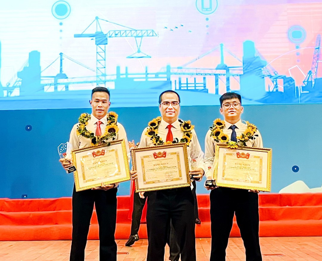 3 đoàn viên PV GAS đạt danh hiệu “Người thợ trẻ giỏi” toàn quốc 2023. Từ trái qua Kỹ sư Sơn Quốc Cầu, Lê Quốc Thưởng và Nguyễn Thành Thịnh.
