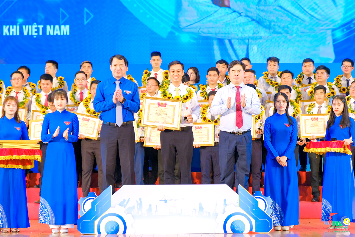 Người thợ trẻ giỏi” Nguyễn Thành Luân (Kỹ sư Xưởng Đo lường - Tự động hóa) Nhà máy Đạm Phú Mỹ được vinh danh và nhận Bằng khen của Trung ương Đoàn tại buổi lễ.