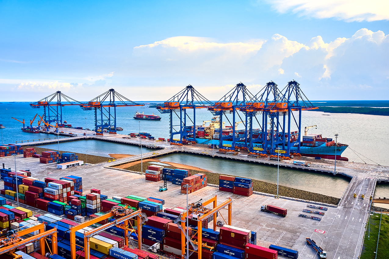 Tỷ trọng hàng container qua CM-TV tăng từ 19,3% lên 48,2%.  Trong ảnh: Xếp dỡ hàng container tại Cảng Gemalink.