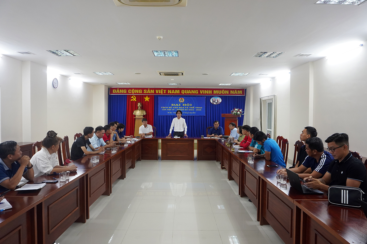 Ông Huỳnh Đức Dũng, Phó Giám đốc Sở VH-TT phát biểu tại cuộc họp.