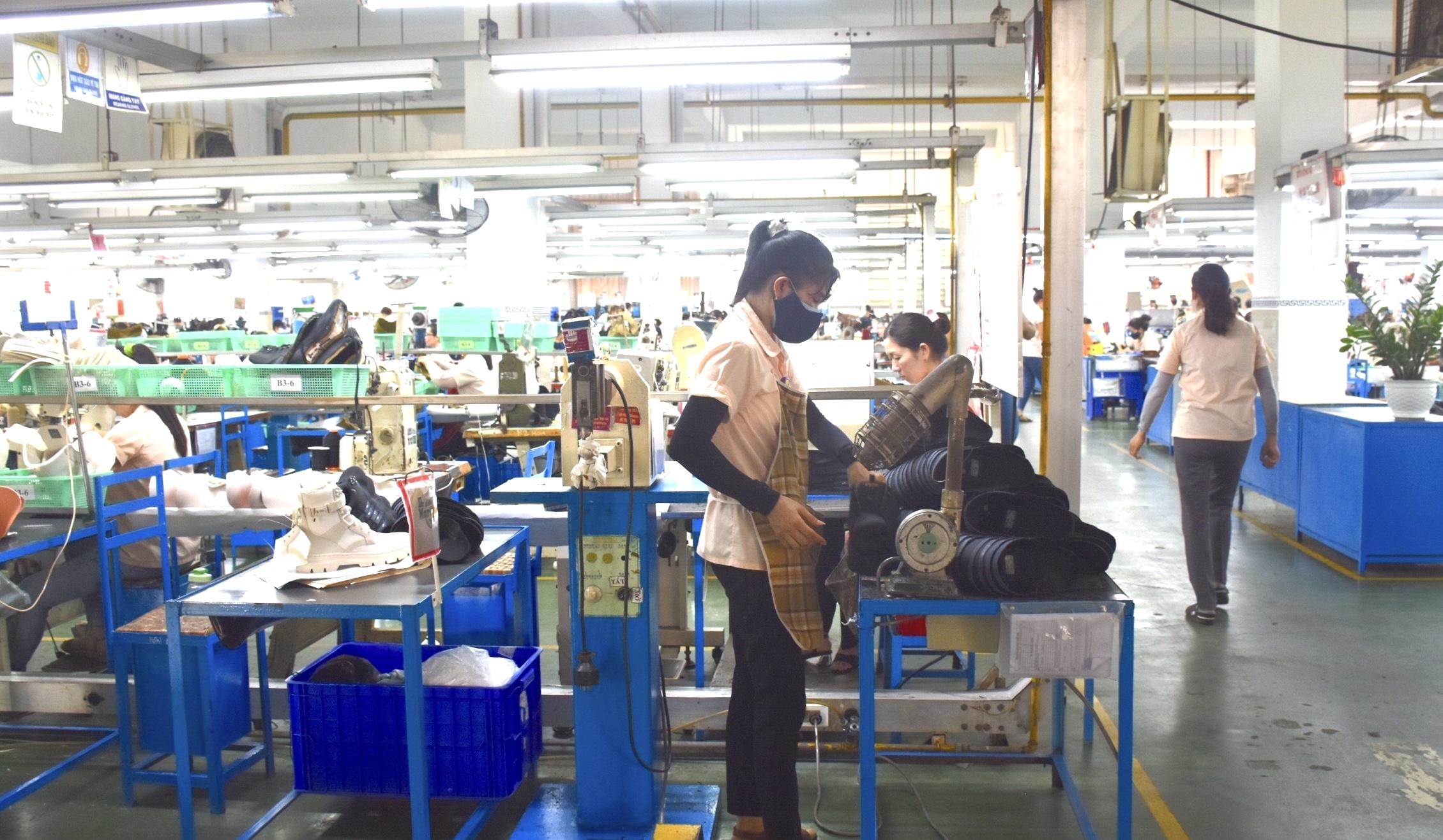 Công nhân Công ty TNHH Sản xuất giày Uy Việt trong giờ làm việc.