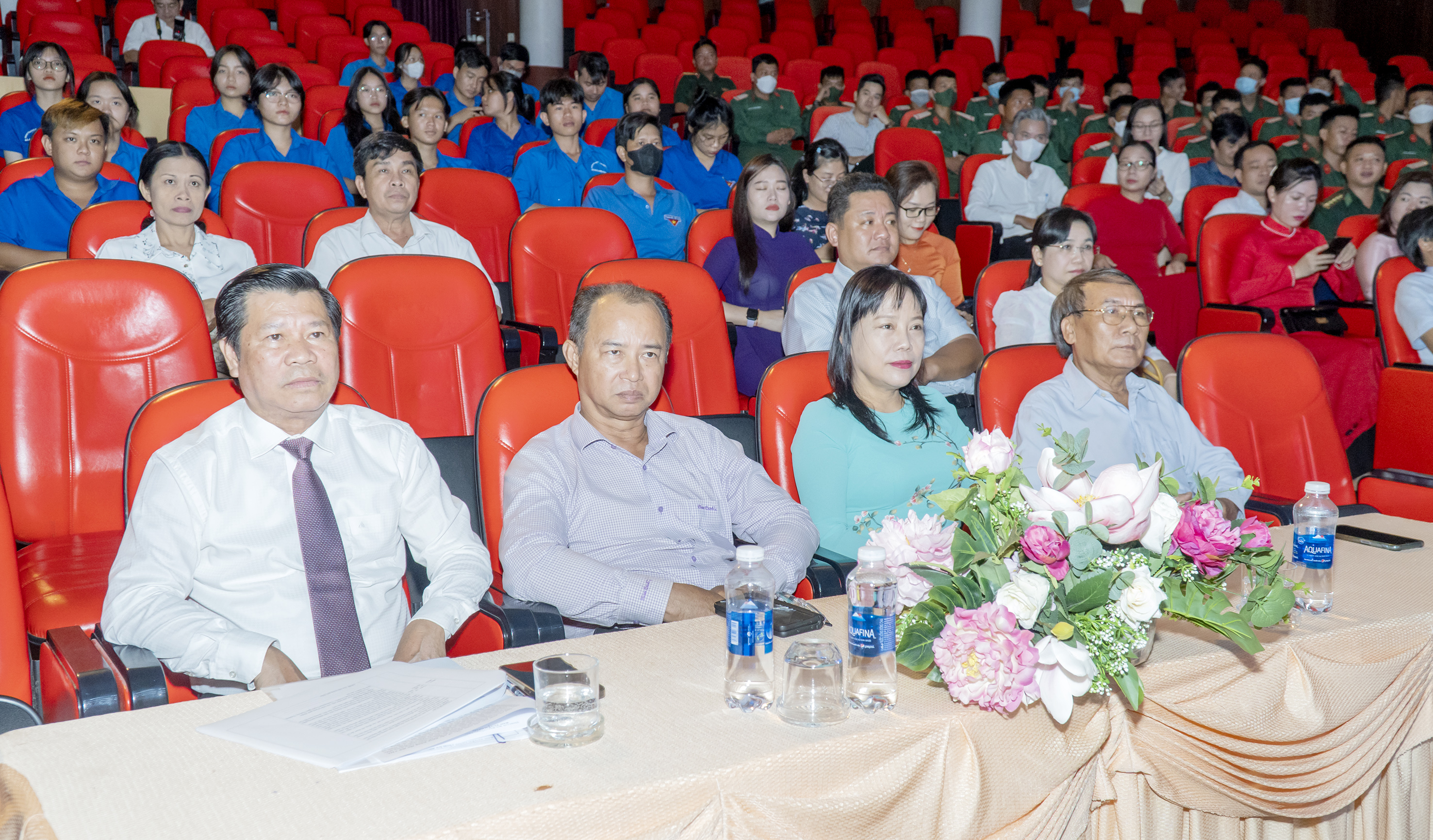 Ông Nguyễn Văn Xinh, Ủy viên Ban Thường vụ, Trưởng Ban Tuyên giáo Tỉnh ủy (hàng đầu thứ nhất từ trái qua) cùng các đại biểu tham dự chương trình.