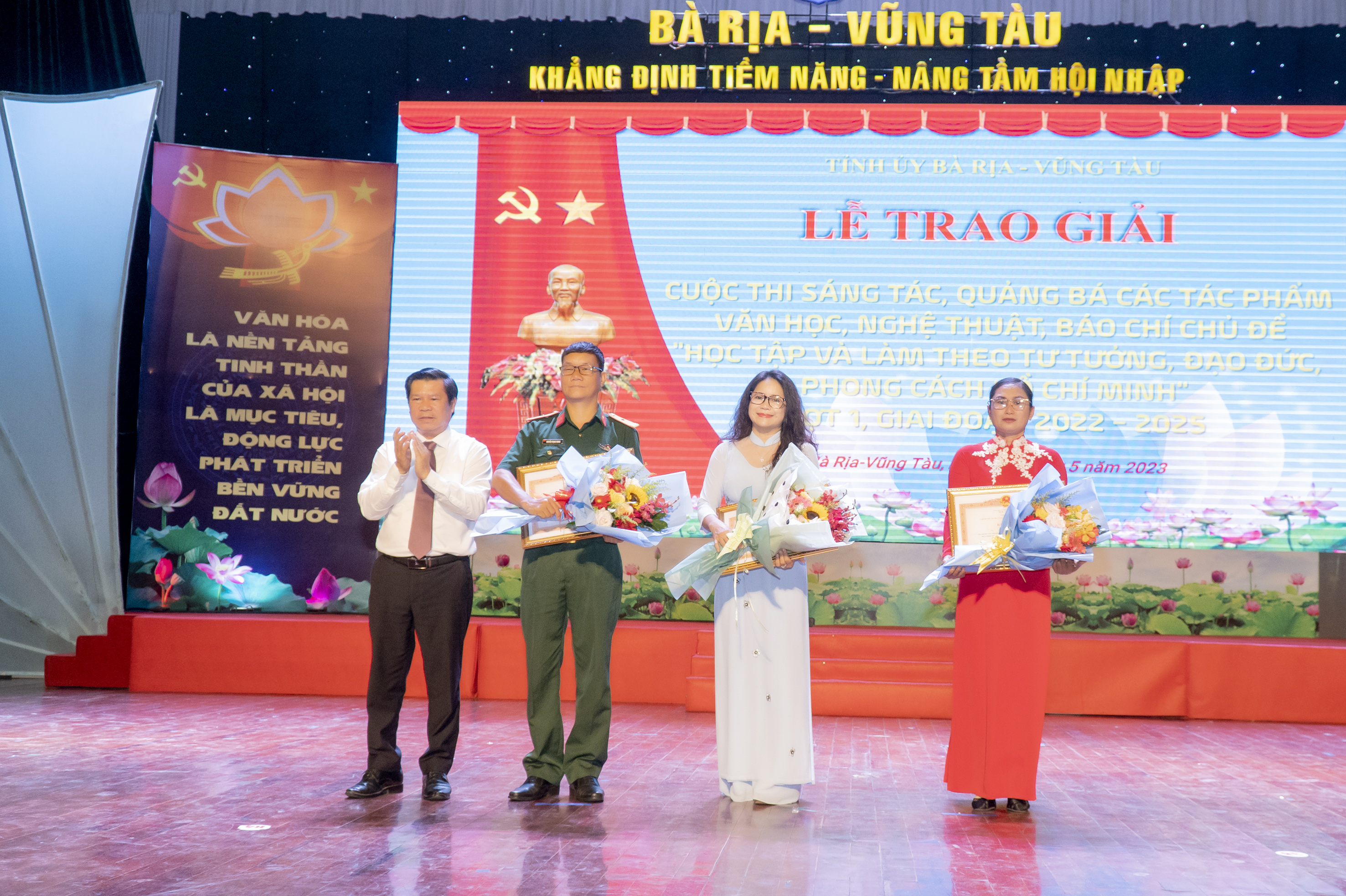 Thừa ủy quyền của Thủ tướng Chính phủ, ông Nguyễn Văn Xinh, Ủy viên Ban Thường vụ, Trưởng Ban Tuyên giáo Tỉnh ủy trao Bằng khen của Thủ tướng Chính phủ cho 1 tập thể, 1 cá nhân và truy tặng Bằng khen cho 1 cá nhân có thành tích xuất sắc trong học tập và làm theo tư tưởng, đạo đức, phong cách Hồ Chí Minh năm 2022.