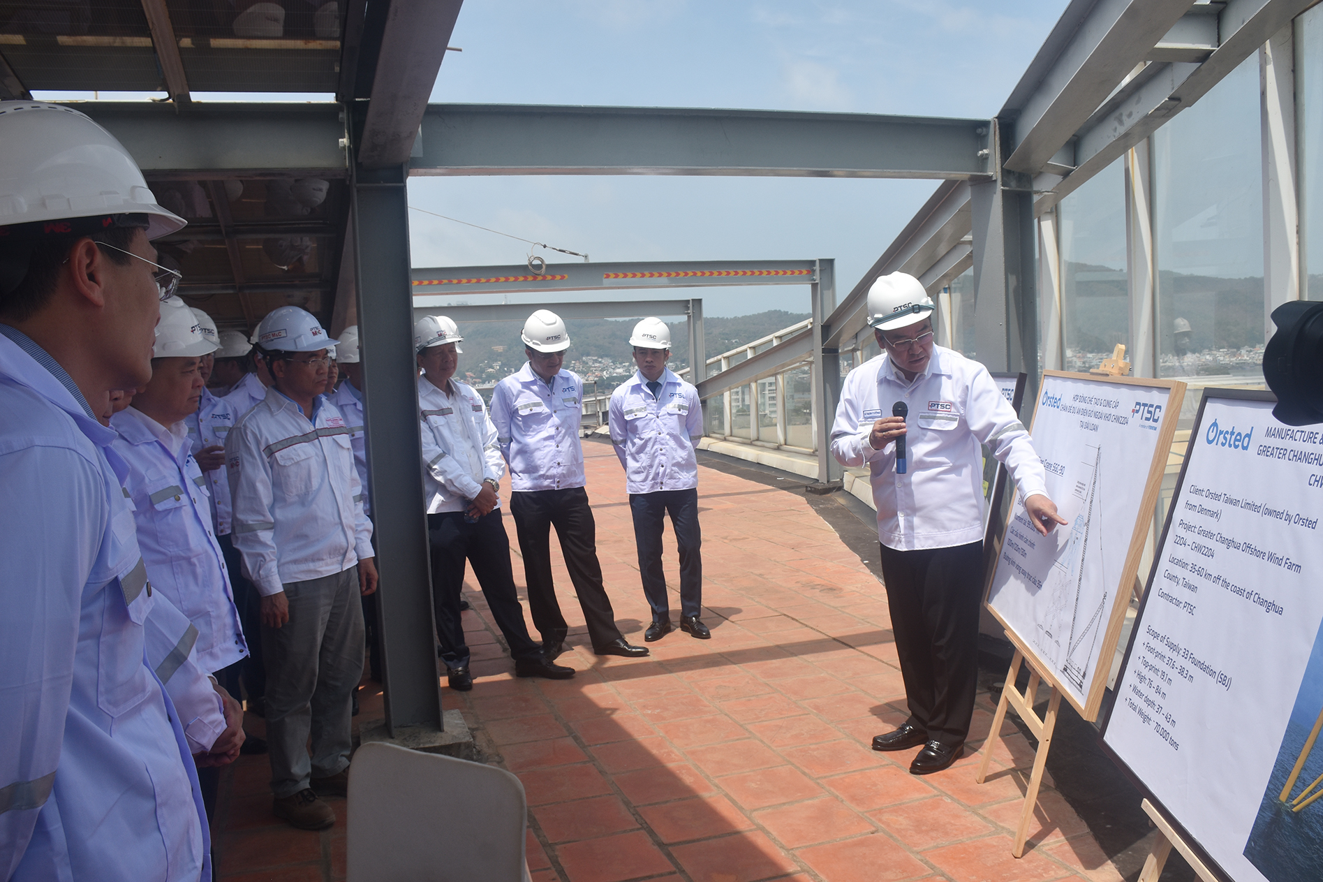 Các đại biểu nghe giới thiệu về dự án
