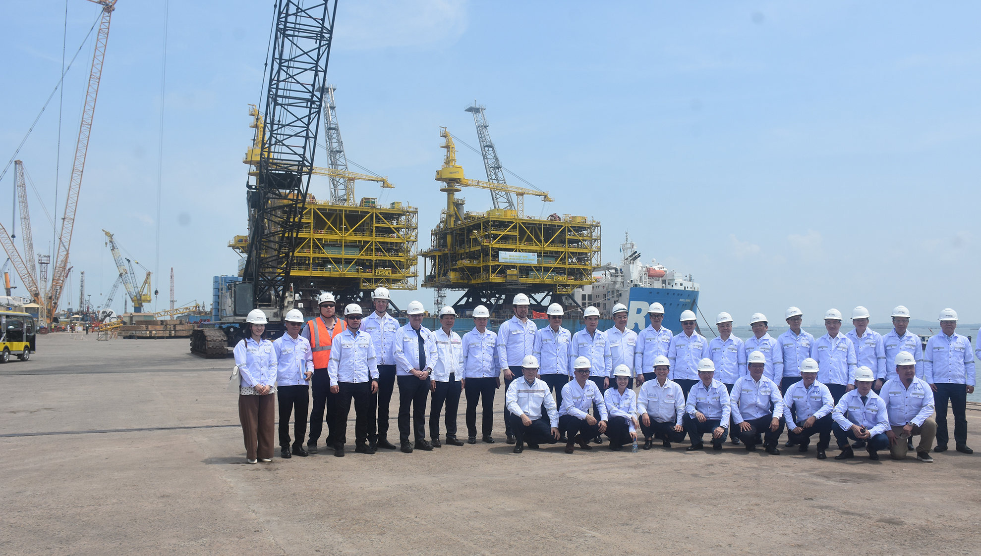 Các đại biểu đến tham quan bãi chế tạo của PTSC
