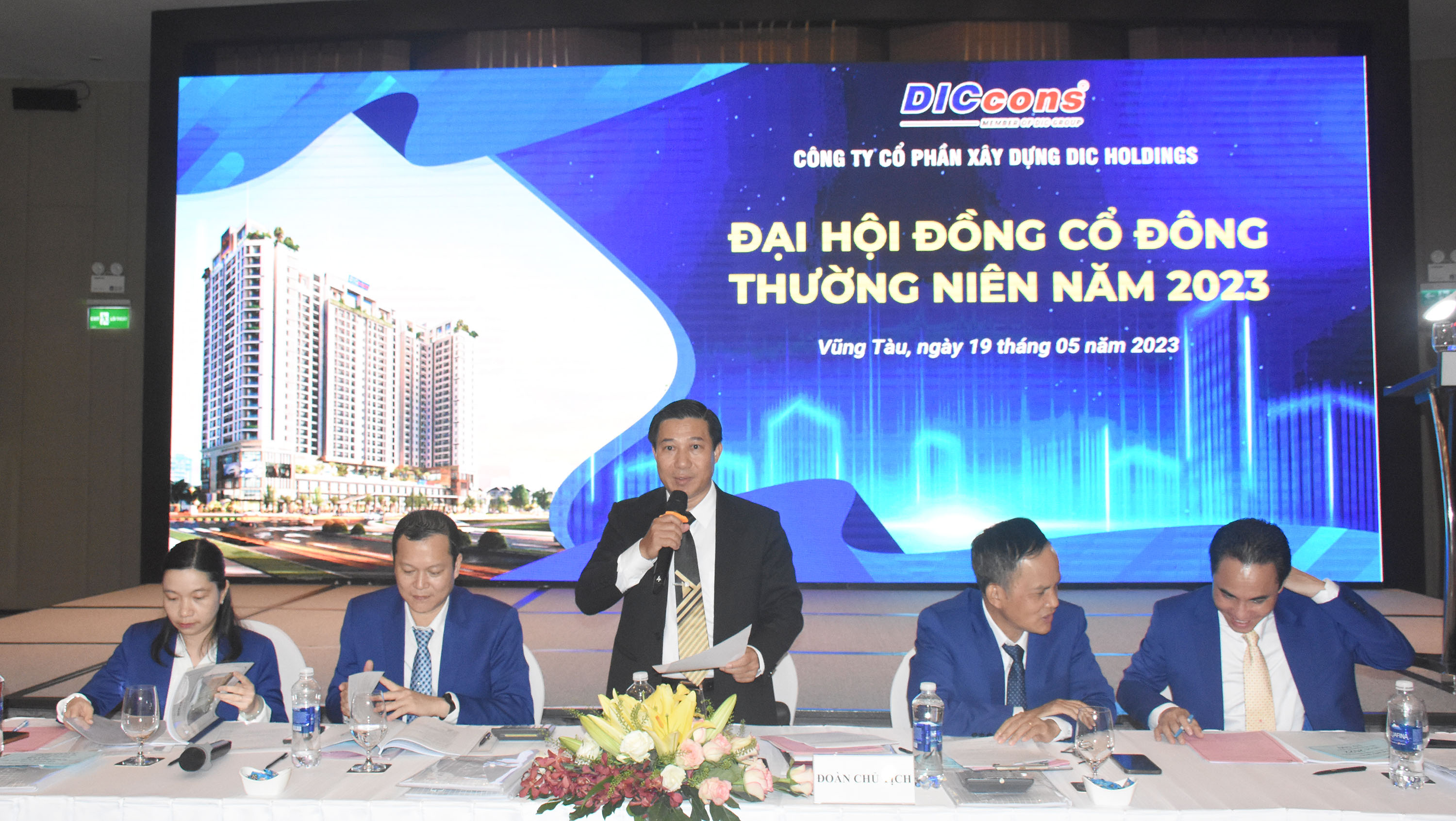 Ông Lê Đình Thắng, Chủ tịch HĐQT Công ty CP xây dựng DIC Holdings báo cáo kế hoạch sản xuất kinh doanh năm 2023 tại đại hội