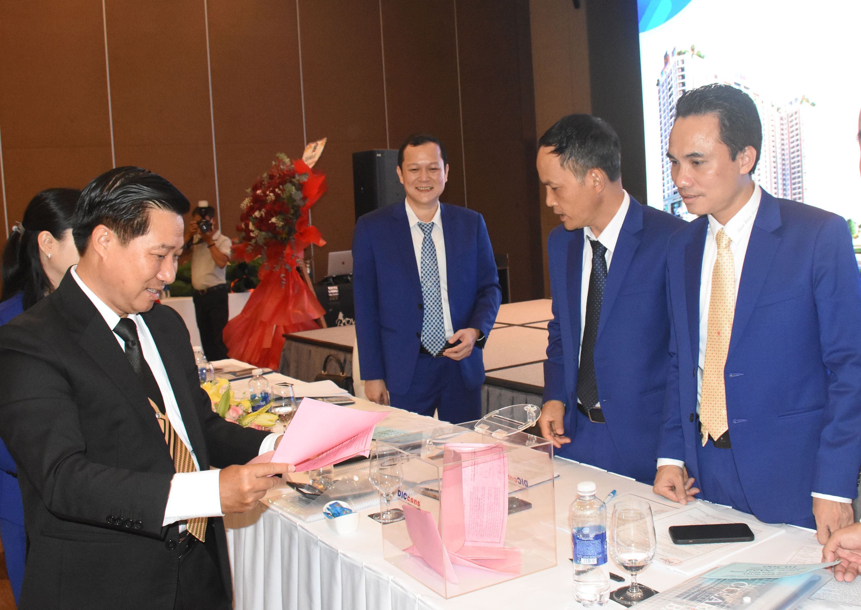 Lãnh đạo Công ty CP xây dựng DIC Holdings bỏ phiếu bầu hội đồng quản trj