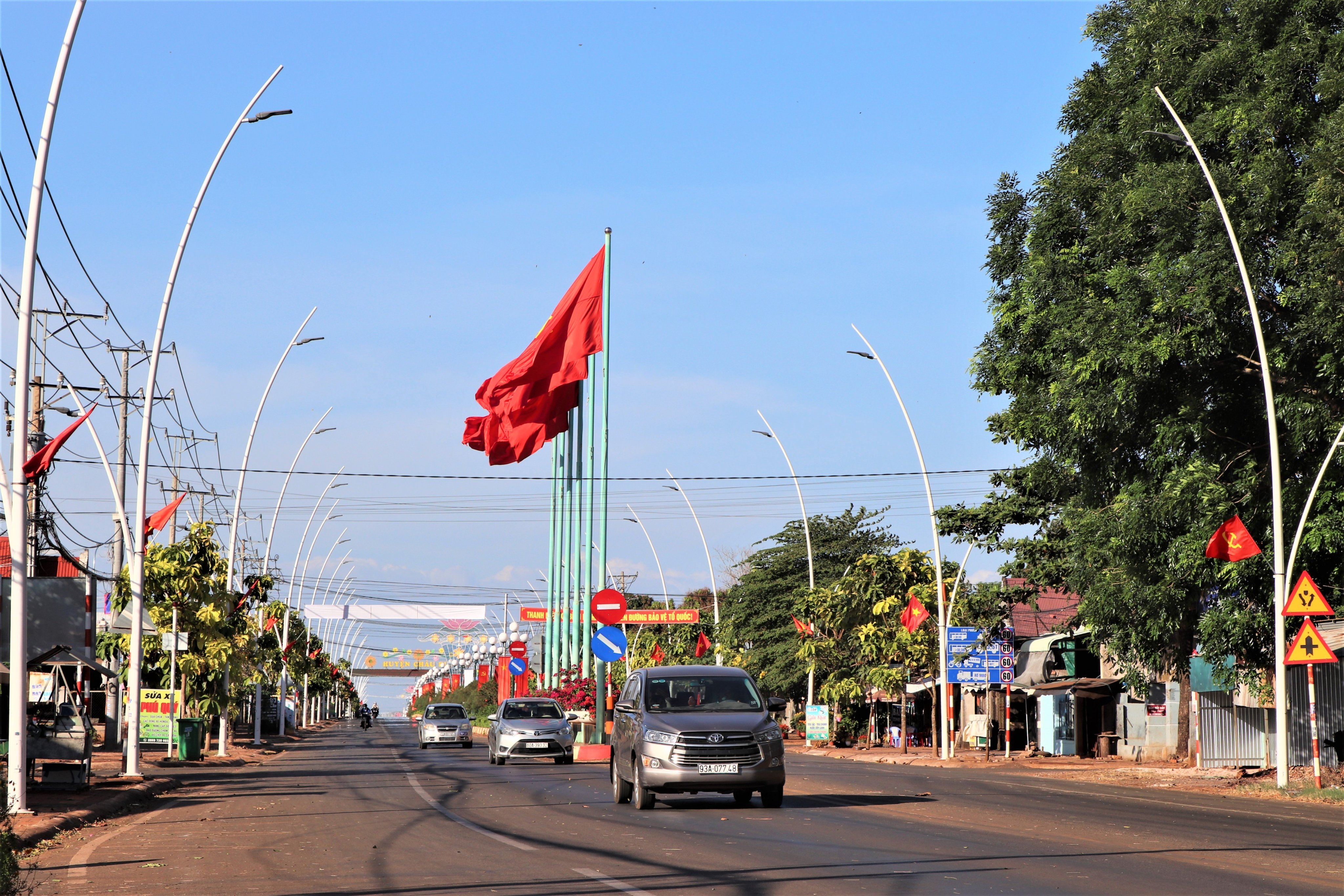 Đường giao thông nông thôn Châu Đức được xây dựng khang trang nhờ thực hiện chương trình nông thôn mới. 