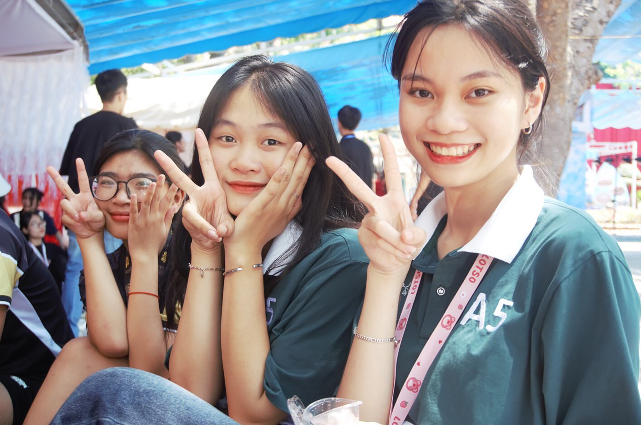 Học sinh lớp 12 A5, Trường THPT Nguyễn Huệ vui chơi tại hội trại hè 2023.