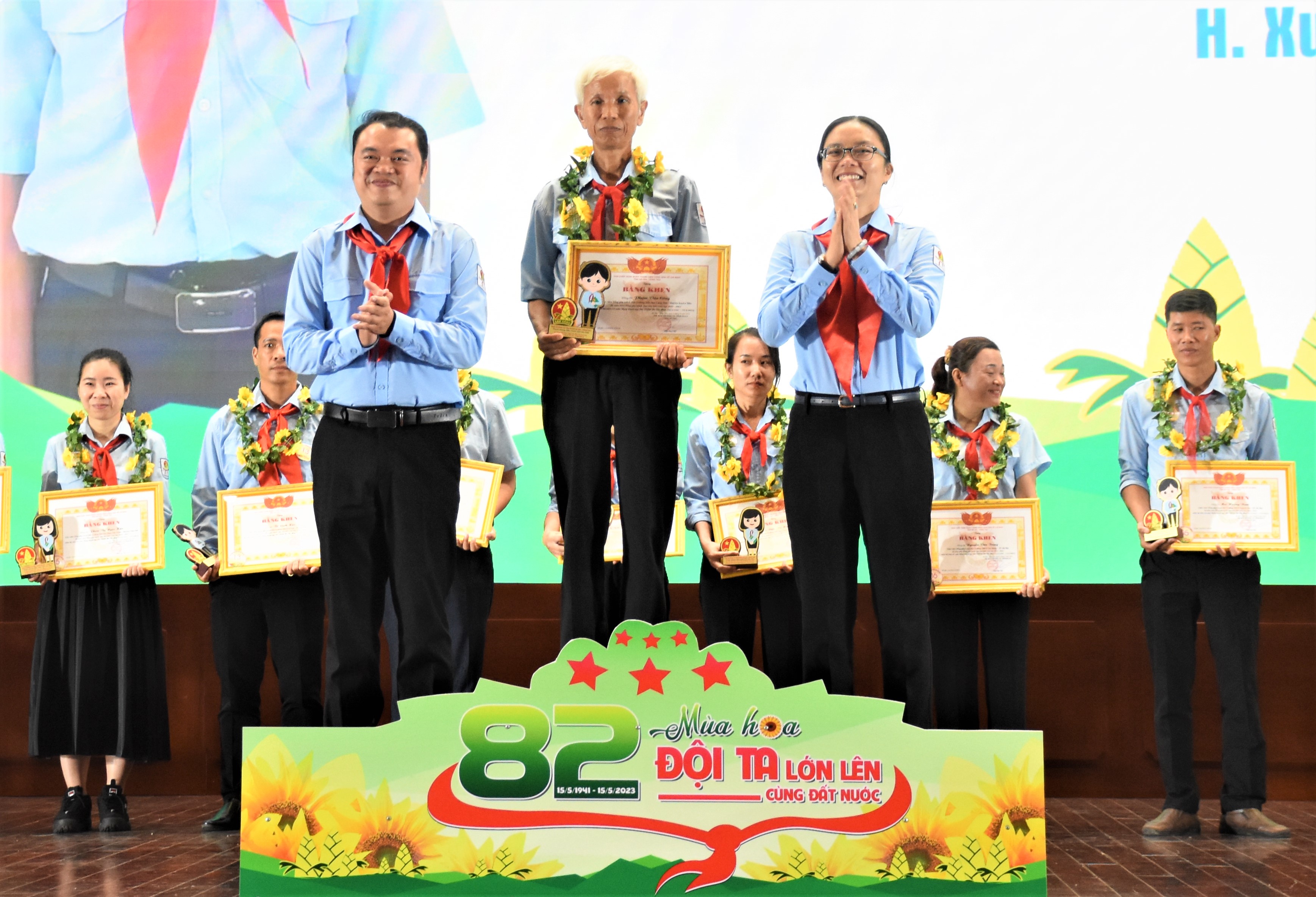 Ban chấp hành Tỉnh Đoàn trao Bằng khen và biểu trưng cho thầy Phạm Văn Công, giáo viên Tổng phụ trách Đội tiêu biểu năm học 2022-2023.