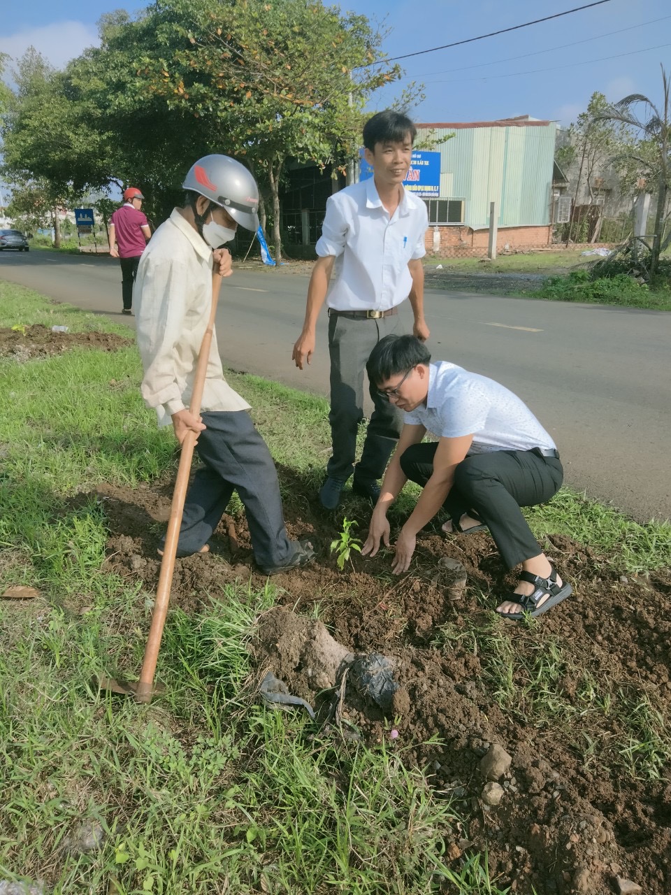 Người dân xã Bình Trung háo hứng tham gia trồng hoa trên đường Mỹ Xuân-Hòa Bình.