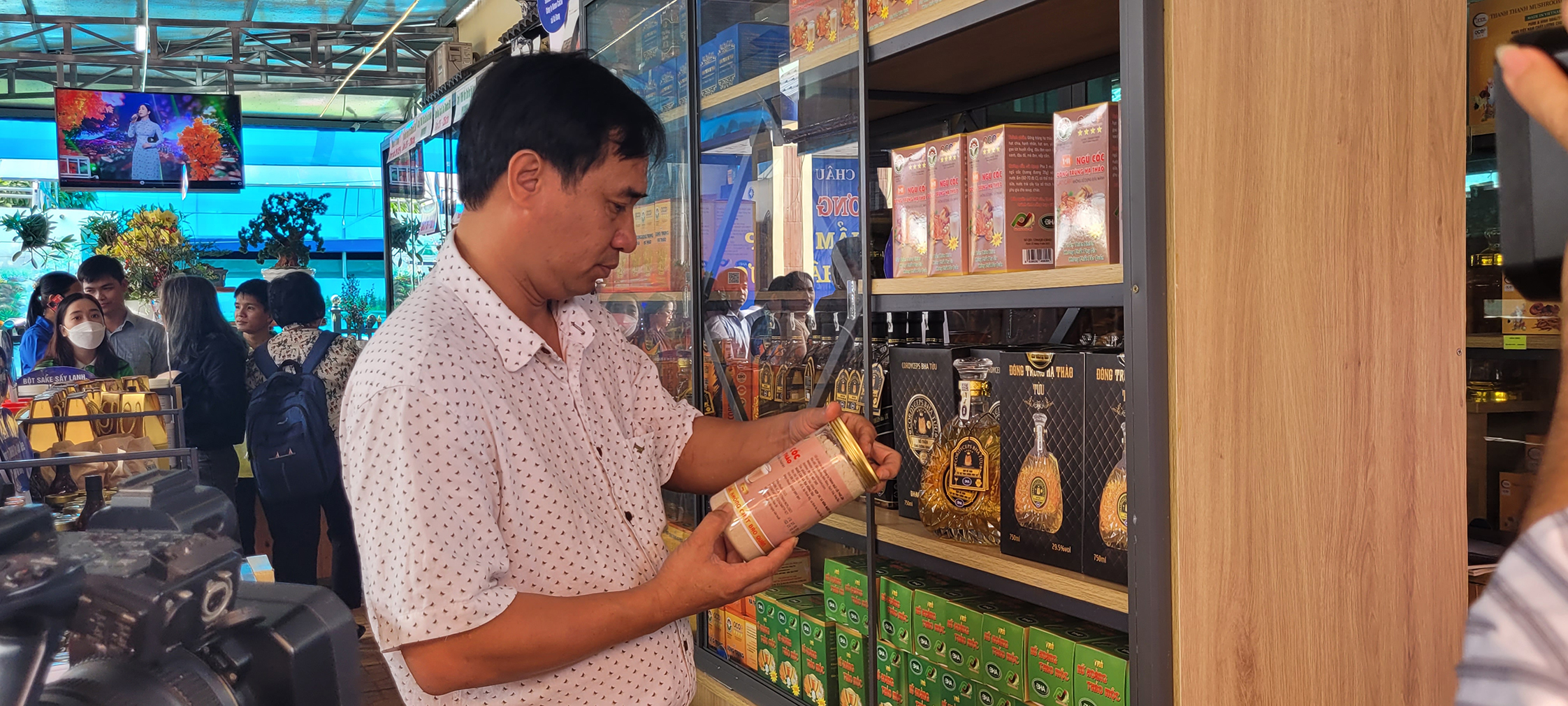 Khách tham quan điểm trưng bày, giới thiệu sản phẩm OCOP của huyện Châu Đức.
