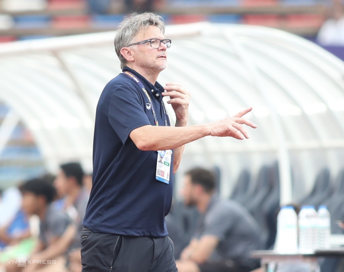 HLV Troussier sắp có trận đấu đầu tiên với tuyển Việt Nam  sau SEA Games 32.