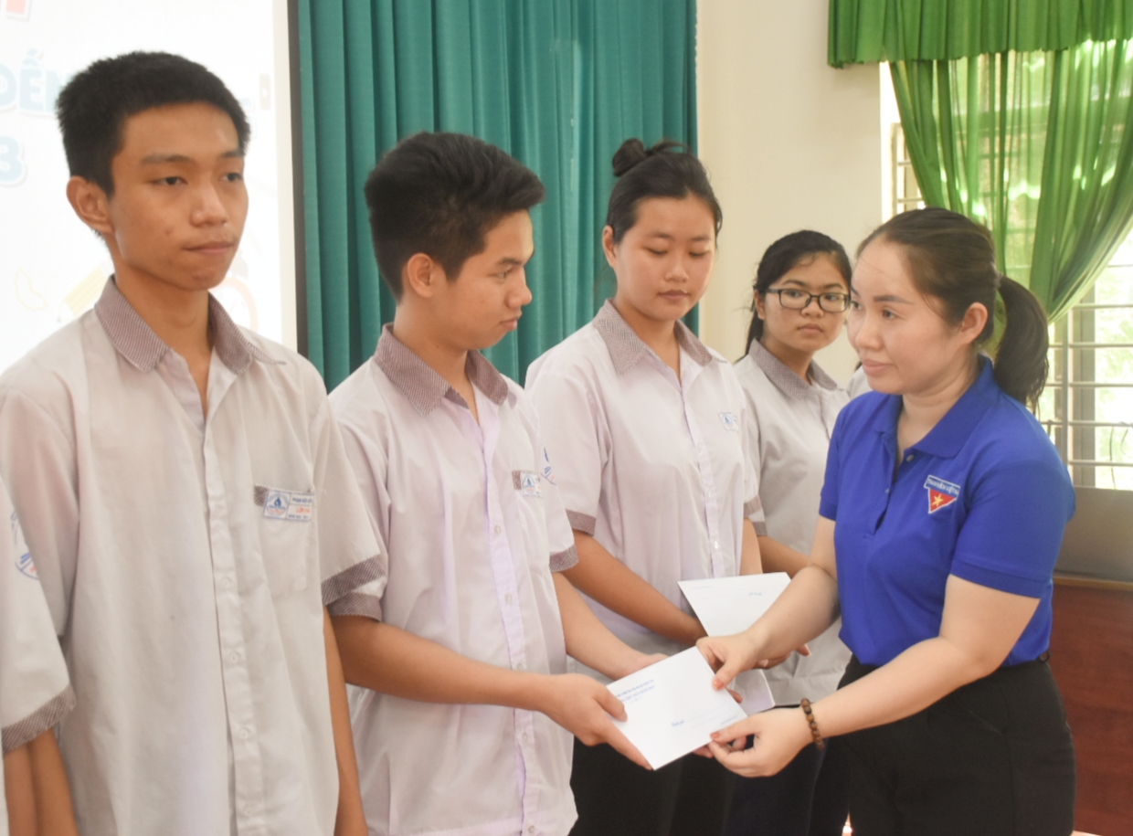 Hội đồng Đội TX.Phú Mỹ trao học bổng cho học sinh Trường THPT Trần Hưng Đạo (xã Tân Hải).