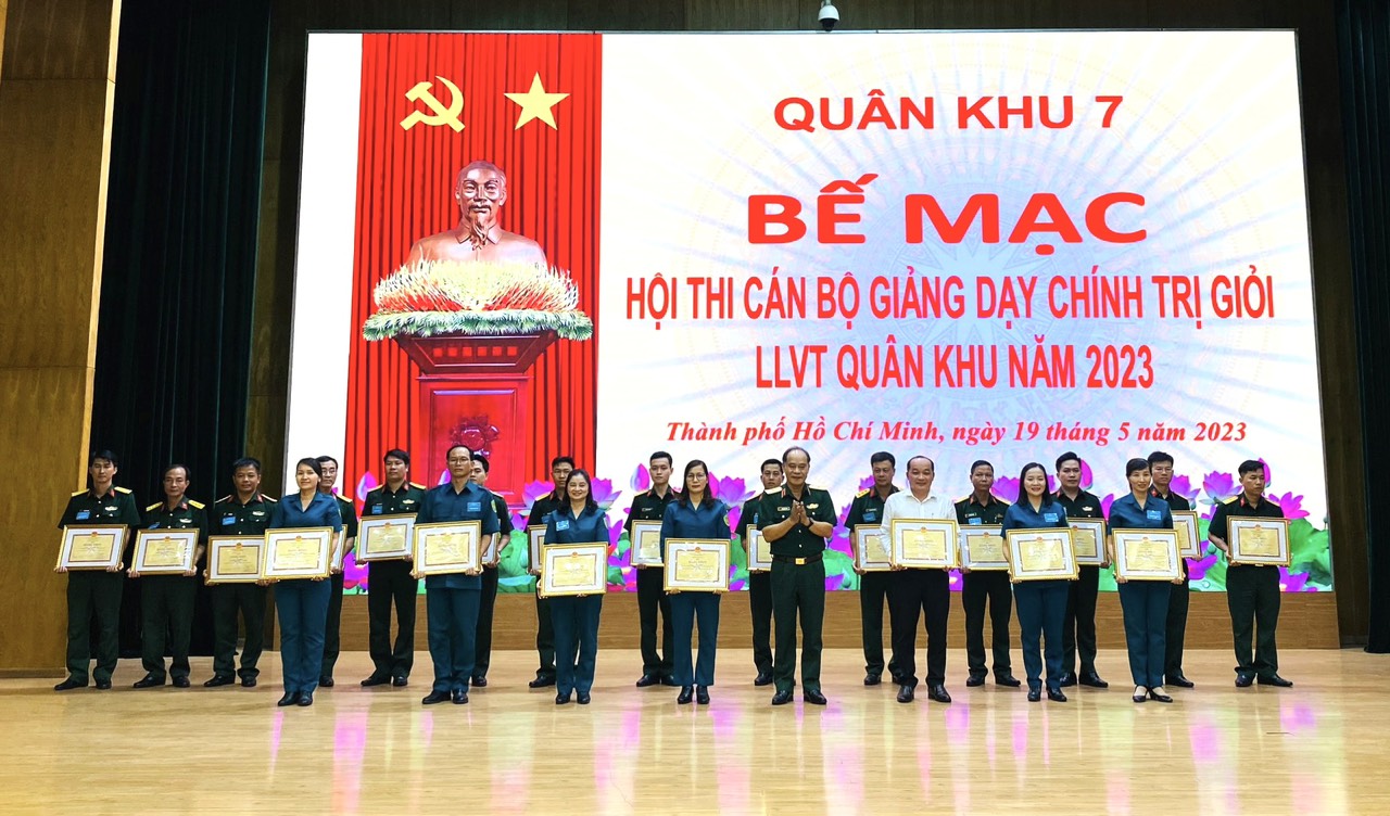 Lãnh đạo Bộ Tư lệnh Quân khu 7 tặng bằng khen cho các đồng chí đạt giải cao tại hội thi.
