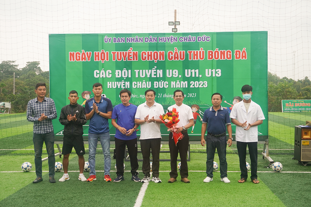 Ông Phạm Văn Quyền, Phó Chủ tịch UBND huyện Châu Đức tặng hoa cảm ơn các thành viên hội đồng tuyển chọn.