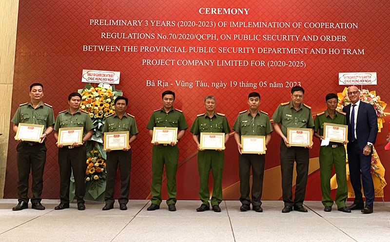 Đại tá Trần Thị Kim Phụng, Phó Giám đốc Công an tỉnh tặng giấy khen cho các tập thể và cá nhân có nhiều thành tích trong công tác phối hợp bảo đảm an ninh trật tự