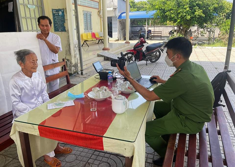 CBCS cấp CCCD cho người già khó khăn đi lại. 