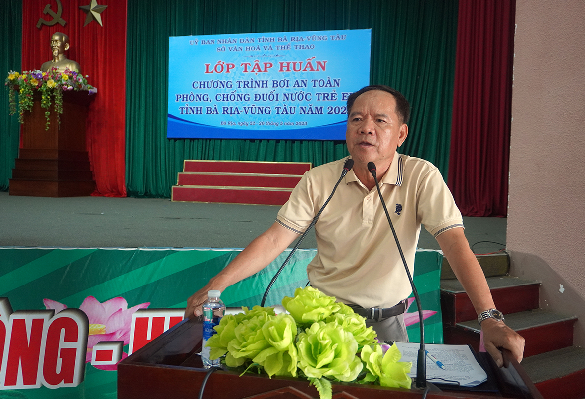 ThS Võ Văn Dũng, Phó Chủ tịch Liên đoàn Thể thao dưới nước tỉnh Bình Dương, giảng viên của khóa tập huấn truyền đạt các kiến thức lý thuyết về phòng, chống đuối nước cho học viên.