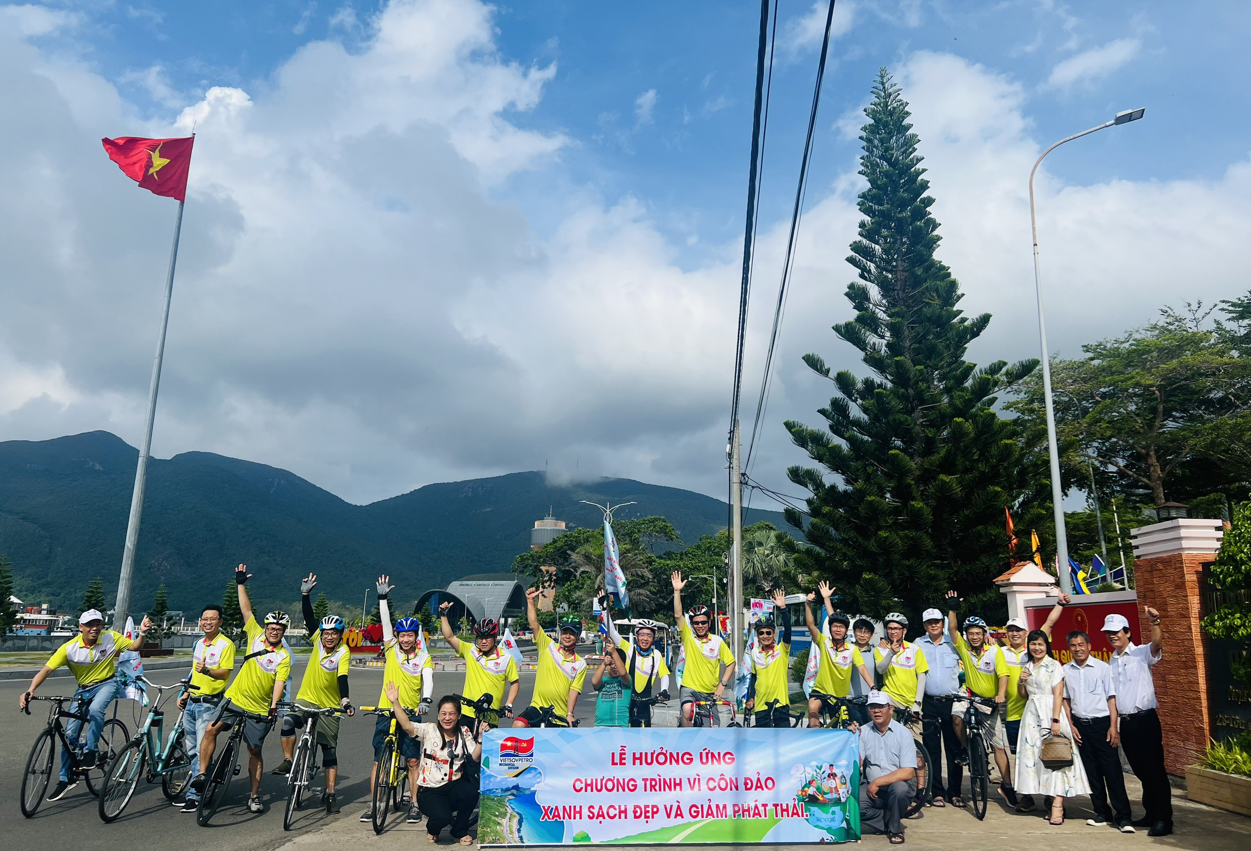 Cán bộ, đảng viên Đảng ủy Xí nghiệp Cơ điện Liên doanh Việt - Nga Vietsovptro đạp xe tuyên truyền bảo vệ môi trường tại huyện Côn Đảo.
