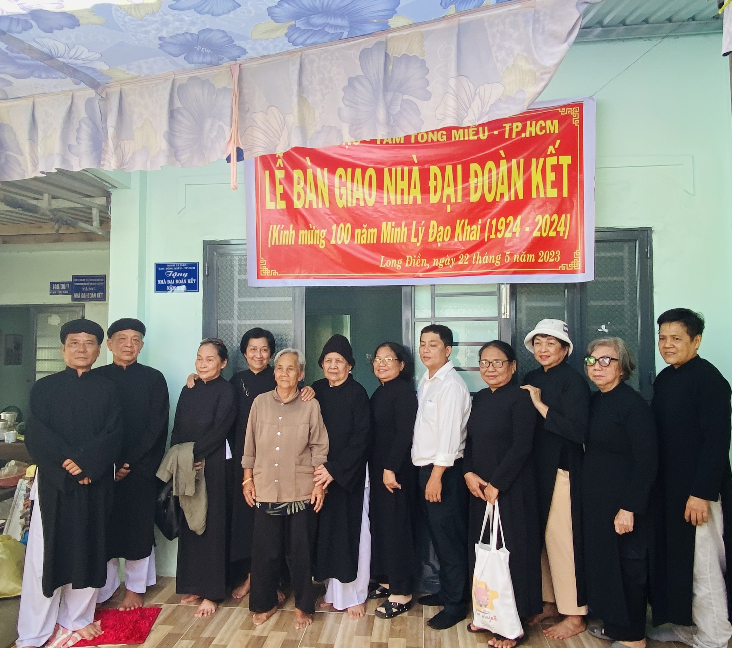 Đại diện chính quyền địa phương, nhà tài trợ tại buổi lễ bàn giao nhà đại đoàn kết cho bà Nguyễn Thị Út.