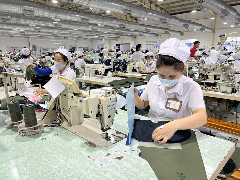 Các DN trên địa bàn tỉnh chủ động ứng phó linh hoạt khi giá điện tăng. Trong ảnh: Công nhân Công ty TNHH Quốc tế Việt An (TX. Phú Mỹ) trong giờ làm việc.