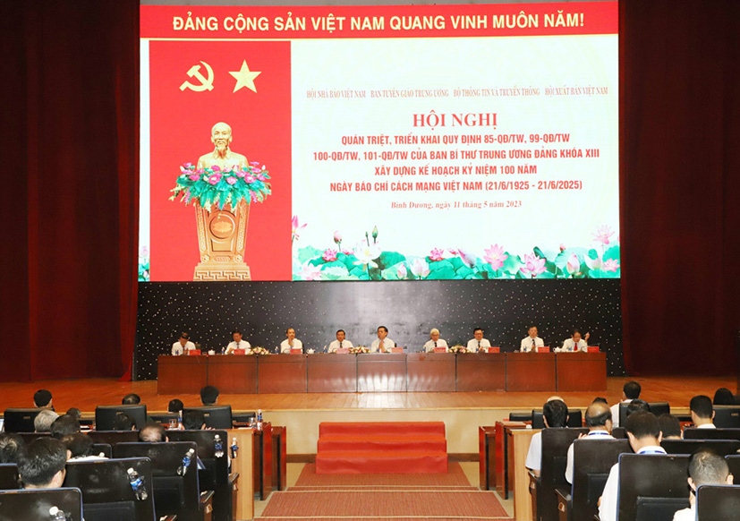 Quang cảnh hội nghị quán triệt, triển khai các quy định mới của Ban Bí thư Trung ương Đảng khóa XIII tại tỉnh Bình Dương.