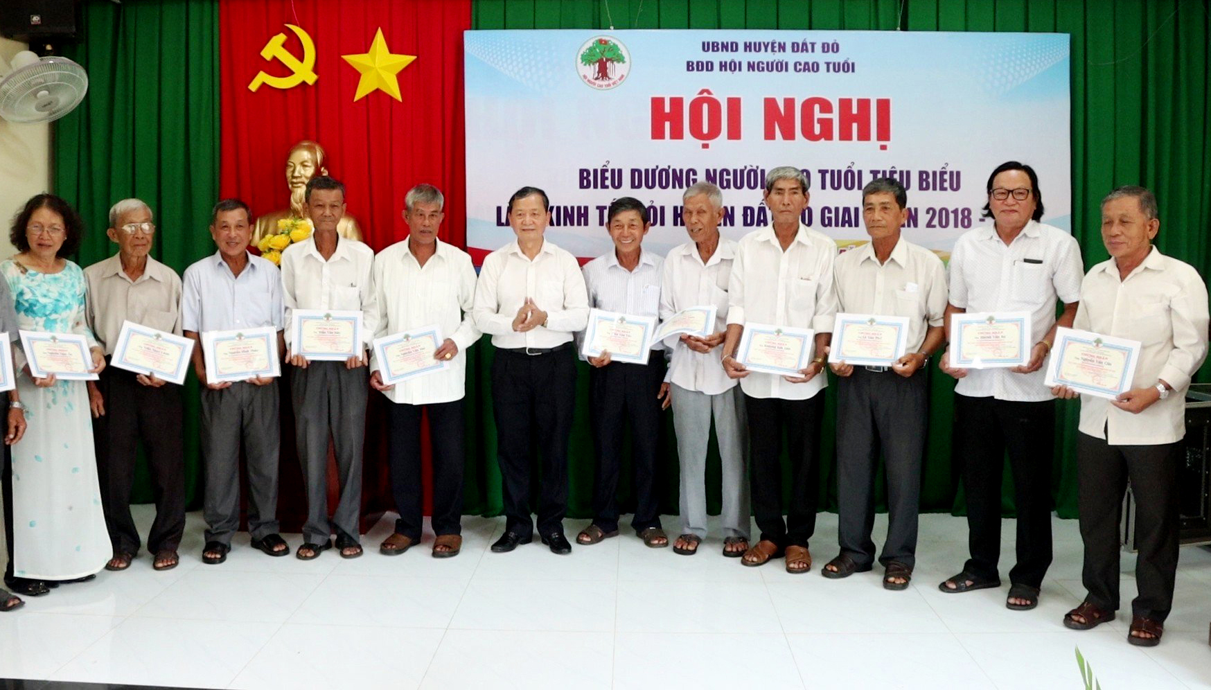 Ông Lương Trí Tiên, Trưởng Ban đại diện Hội NCT tỉnh, trao Giấy khen cho các cá nhân có thành tích trong phong trào người cao tuổi làm kinh tế giỏi giai đoạn 2018-2023. Ảnh: TUẤN VŨ