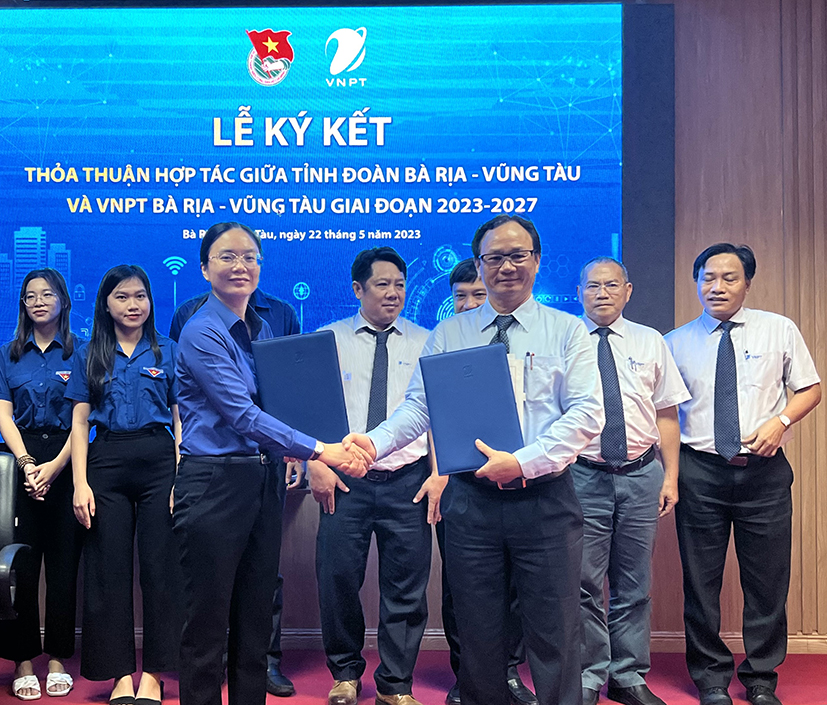 Ông Vũ Minh Khiêm, Giám đốc VNPT Bà Rịa - Vũng Tàu và bà Hồ Thị Ánh Tuyết, Bí thư Tỉnh Đoàn trao bản ký kết hợp tác.