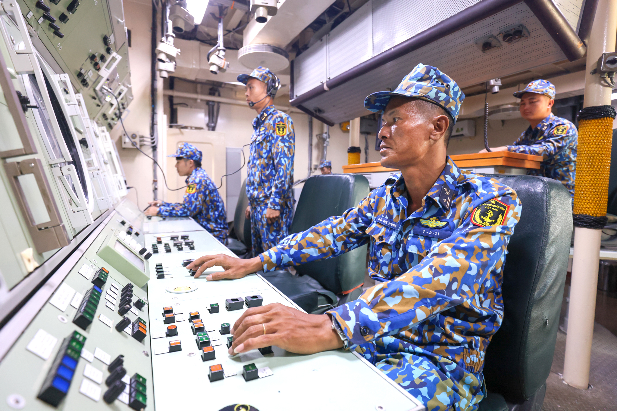 Kíp chiến đấu trong trung tâm chỉ huy của tàu 18, Lữ đoàn 171.