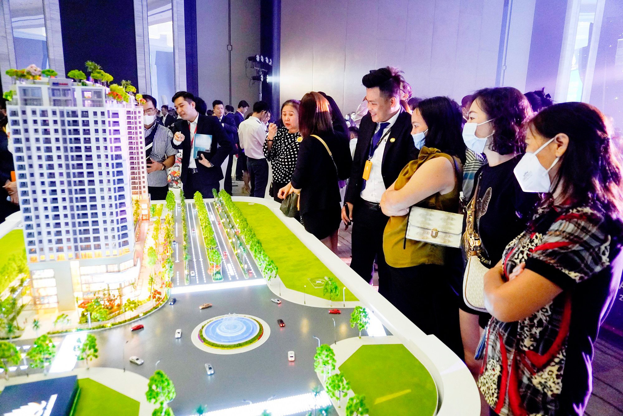Nghị quyết 33 của Chính phủ được kỳ vọng sẽ tháo gỡ khó khăn cho các DN kinh doanh trong lĩnh vực bất động sản, đặc biệt là  về mặt thủ tục pháp lý. Trong ảnh: Khách hàng tìm hiểu dự án Vung Tau Centre Point.