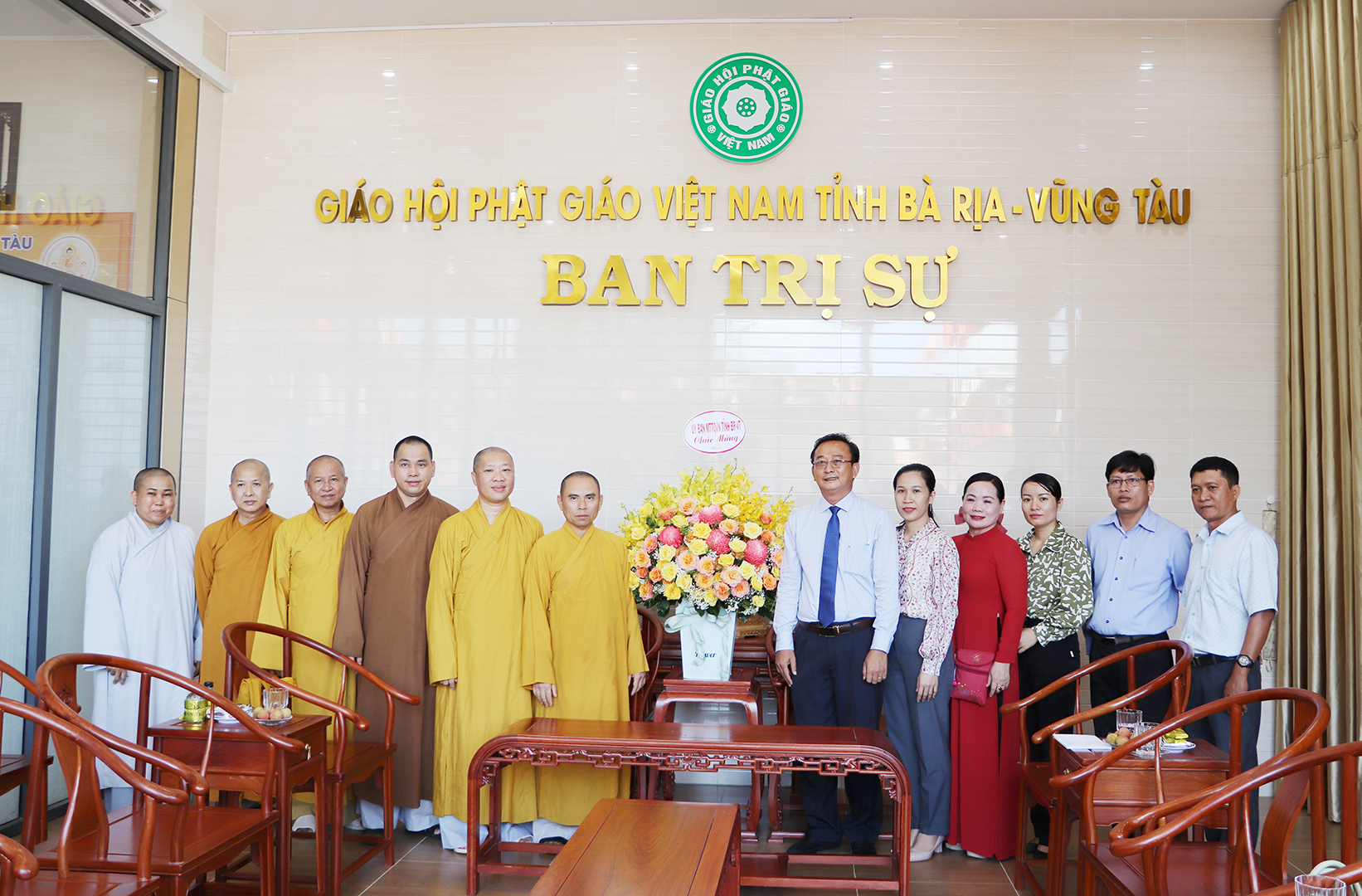 Đoàn do ông Lê Hồng Ngọc thăm, chúc mừng Ban Trị sự Giáo hội Phật giáo Việt Nam tỉnh