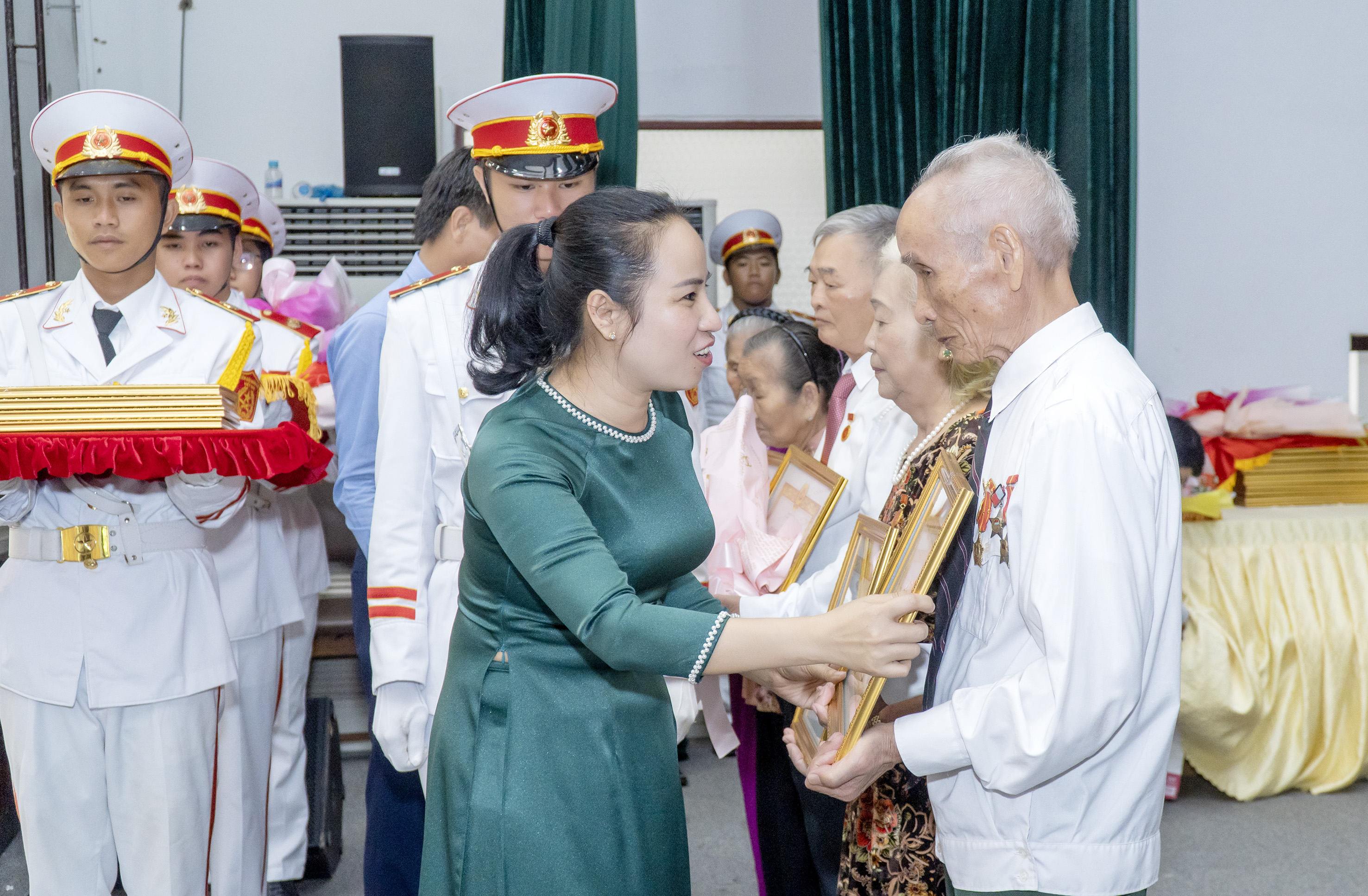 Bà Võ Ngọc Thanh Trúc, Tỉnh ủy viên, Phó Trưởng Ban Tổ chức Tỉnh ủy trao Huy hiệu 60 năm tuổi Đảng cho các đảng viên.