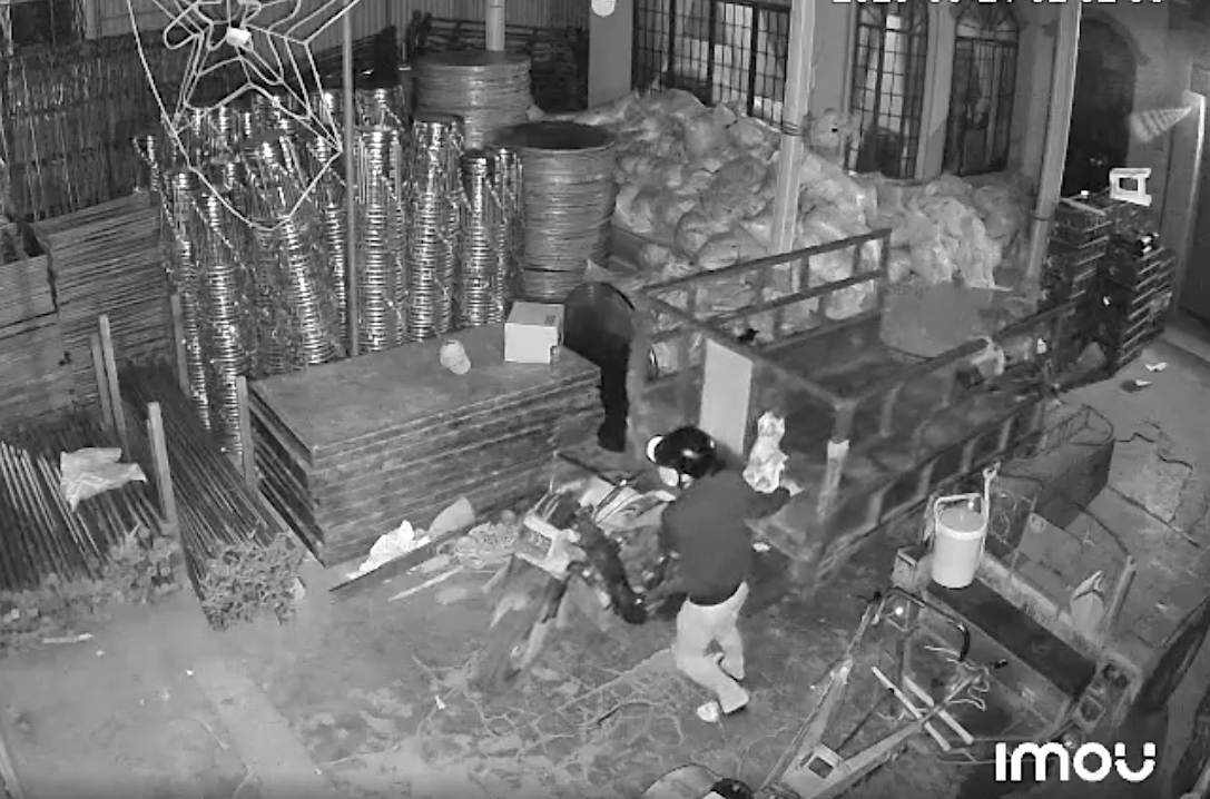  Kẻ gian đột nhập lấy trộm chiếc xe ba gác của gia đình ông B.D.T (xã Bình Giã). Ảnh: Cắt từ camera.