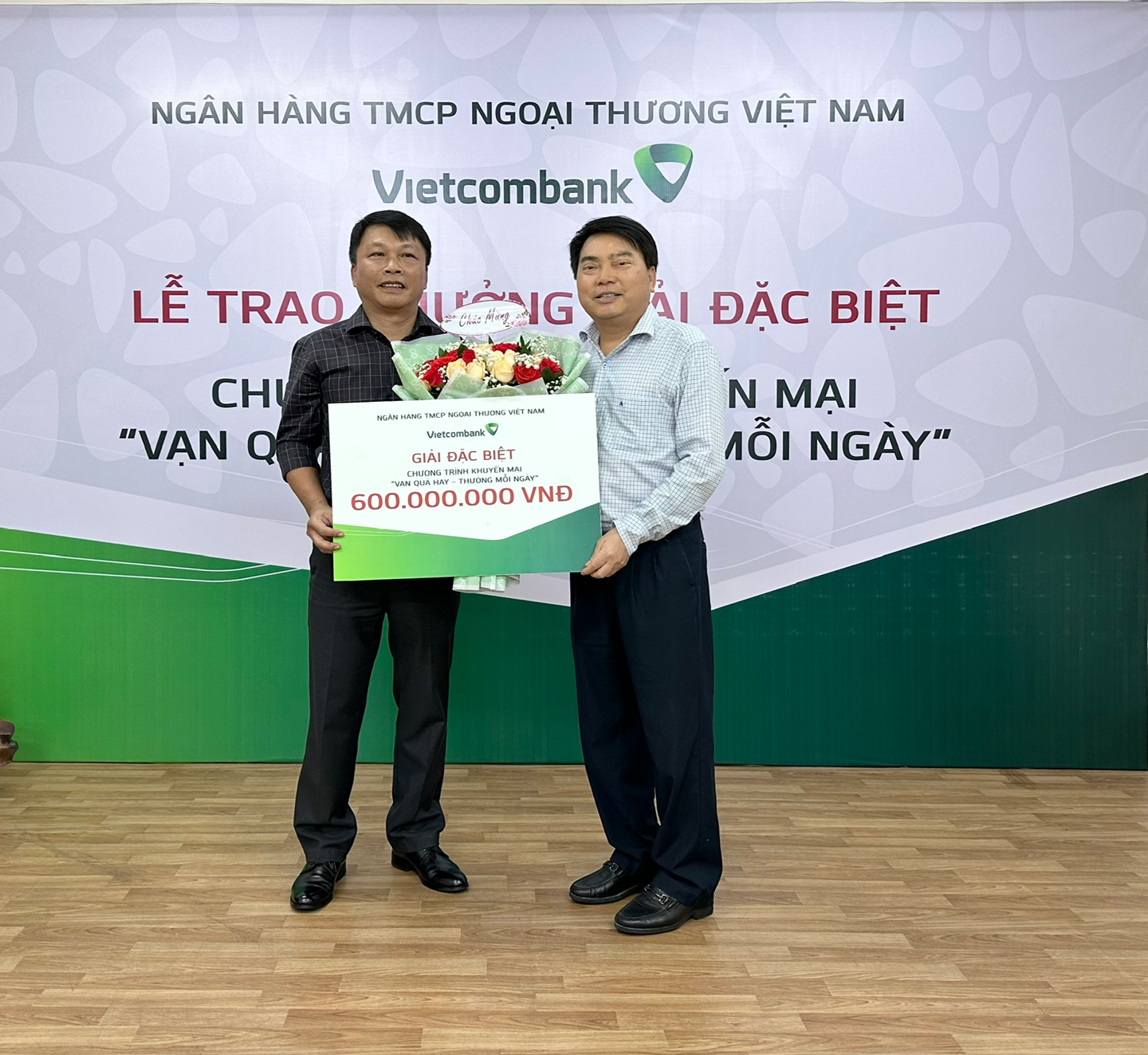Ông Đoàn Văn Tuyến, Giám đốc Vietcombank Vũng Tàu (bìa phải) trao giải đặc biệt cho khách hàng may mắn trúng thưởng.