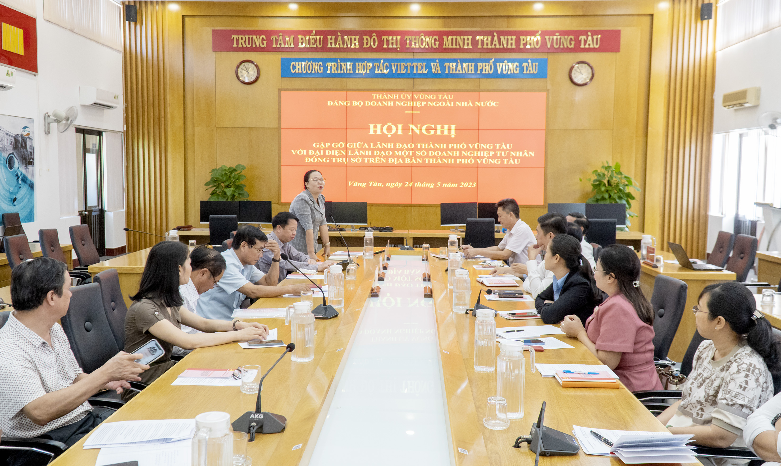 hội nghị gặp gỡ giữa lãnh đạo TP. Vũng Tàu với đại diện lãnh đạo DN tư nhân trên địa bàn về việc triển khai thực hiện Chỉ thị số 33-CT/TW ngày 18/3/2019 của Ban Bí thư về “Tăng cường xây dựng tổ chức Đảng trong các đơn vị kinh tế tư nhân”.