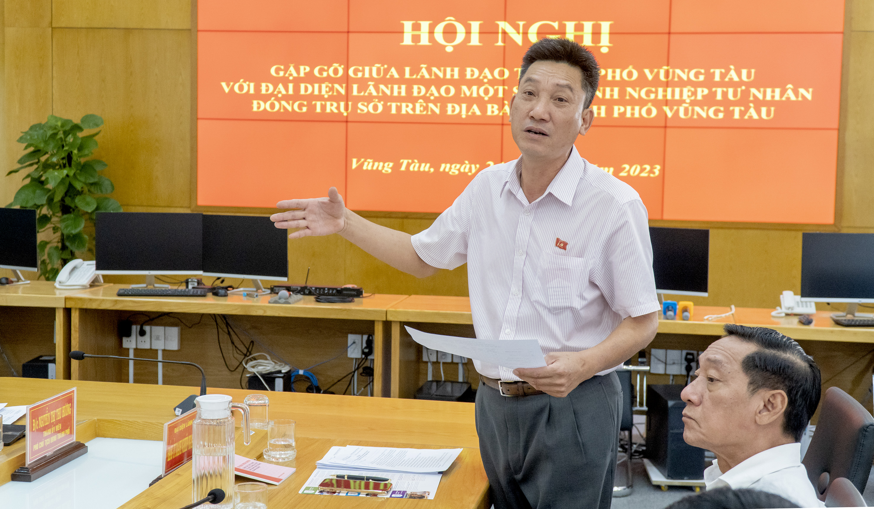 Đại diện Đảng ủy DN ngoài nhà nước TP. Vũng Tàu phổ biến nội dung Chỉ thị số 33 của Ban Bí thư về “Tăng cường xây dựng tổ chức Đảng trong các đơn vị kinh tế tư nhân”.