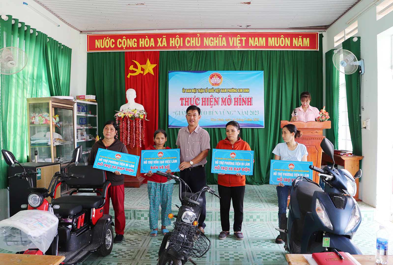 Ông Trương Thành Sơn, Phó Bí thư Thường trực Đảng ủy phường Kim Dinh trao vốn hỗ trợ các hộ giảm nghèo bền vững.