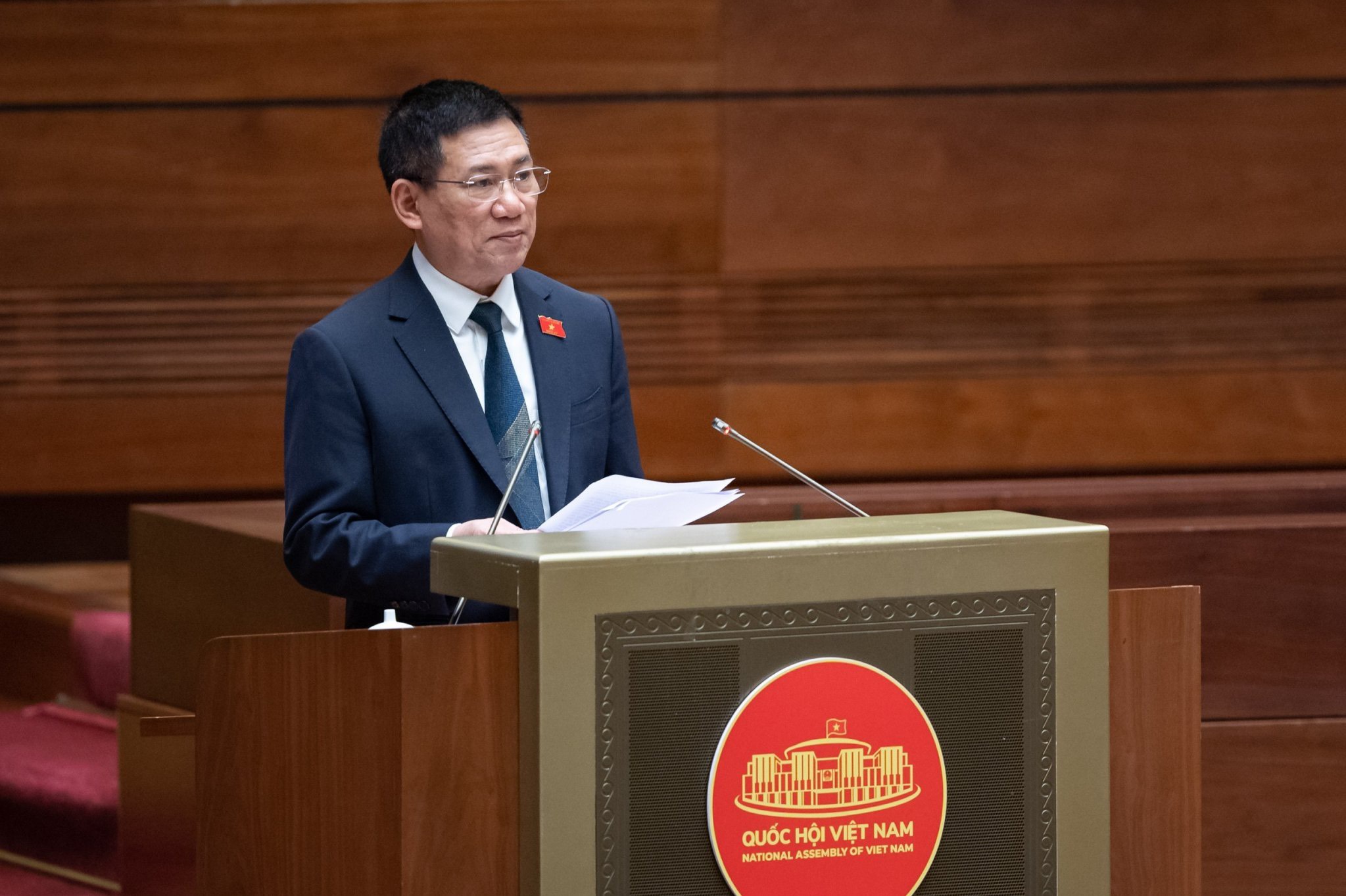 Bộ trưởng Bộ Tài chính Hồ Đức Phớc trình bày Tờ trình về tiếp tục thực hiện chính sách giảm thuế giá trị gia tăng 2% theo Nghị quyết số 43/2022/QH15 ngày 11/01/2022