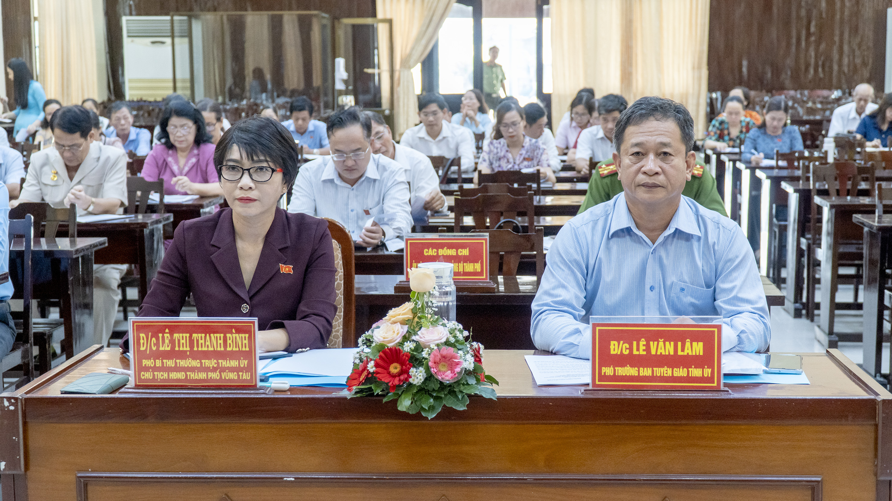 Từ phải qua, ông Lê Văn Lâm, Phó Trưởng Ban Tuyên giáo Tỉnh ủy; bà Lê Thị Thanh Bình, Phó Bí thư Thường trực Thành ủy, Chủ tịch HĐND TP. Vũng Tàu cùng các đaiị biểu tham dự hội nghị.