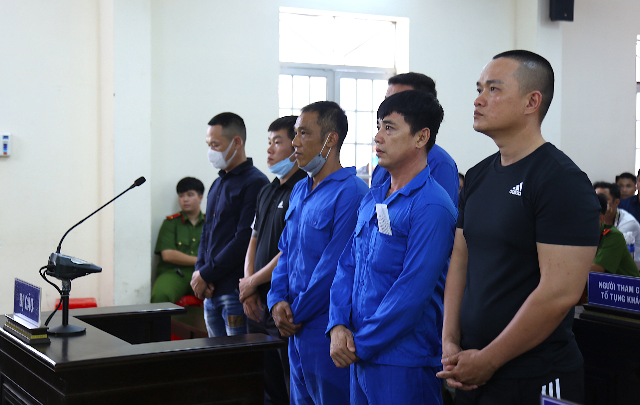Bị cáo Bùi Duy Ngữ (thứ 3 từ trái qua) cùng các đồng phạm tại phiên xét xử.