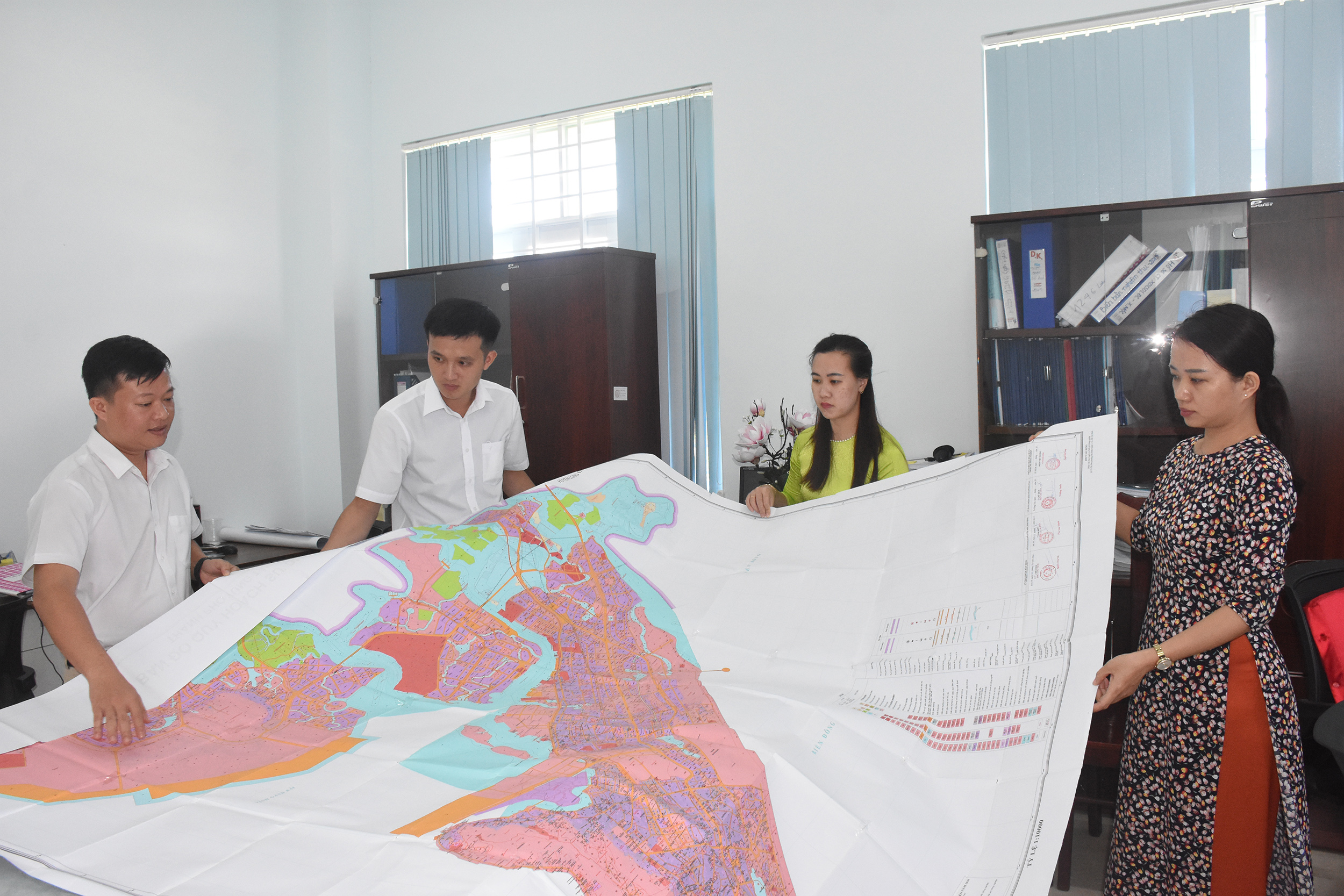 Bản đồ giấy khổ lớn gây nhiều khó khăn, bất tiện cho cơ quan chức năng lẫn người dân và DN khi sử dụng và thực hiện thủ tục  hành chính.