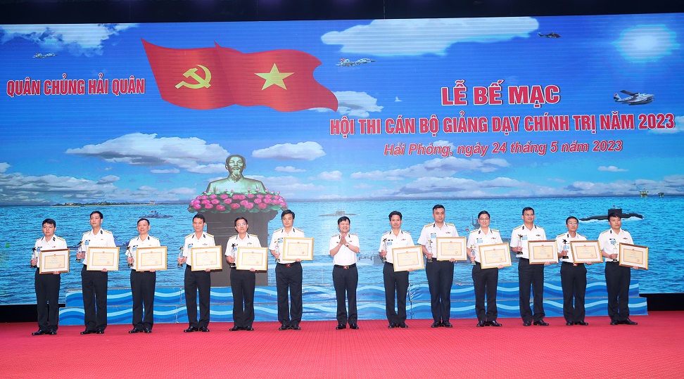 Thủ trưởng Bộ Tư lệnh Hải quân trao Bằng khen và cúp cho các thí sinh đạt giải Nhất, Nhì, Ba.