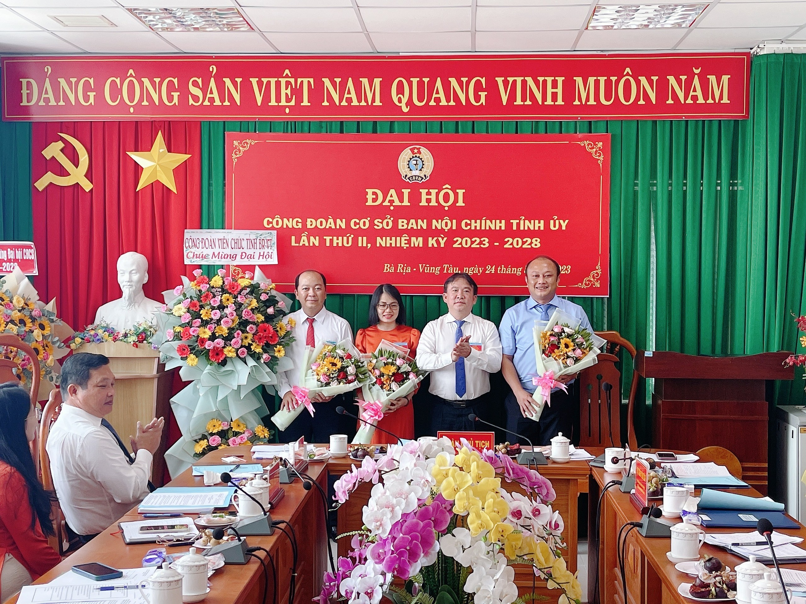 Ông Trần Tuấn Lĩnh, Ủy viên Ban Thường vụ, Trưởng Ban Nội chính Tỉnh ủy tặng hoa chúc mừng Ban Chấp hành Công đoàn cơ sở Ban Nội chính Tỉnh ủy khóa II, nhiệm kỳ 2023-2028. 