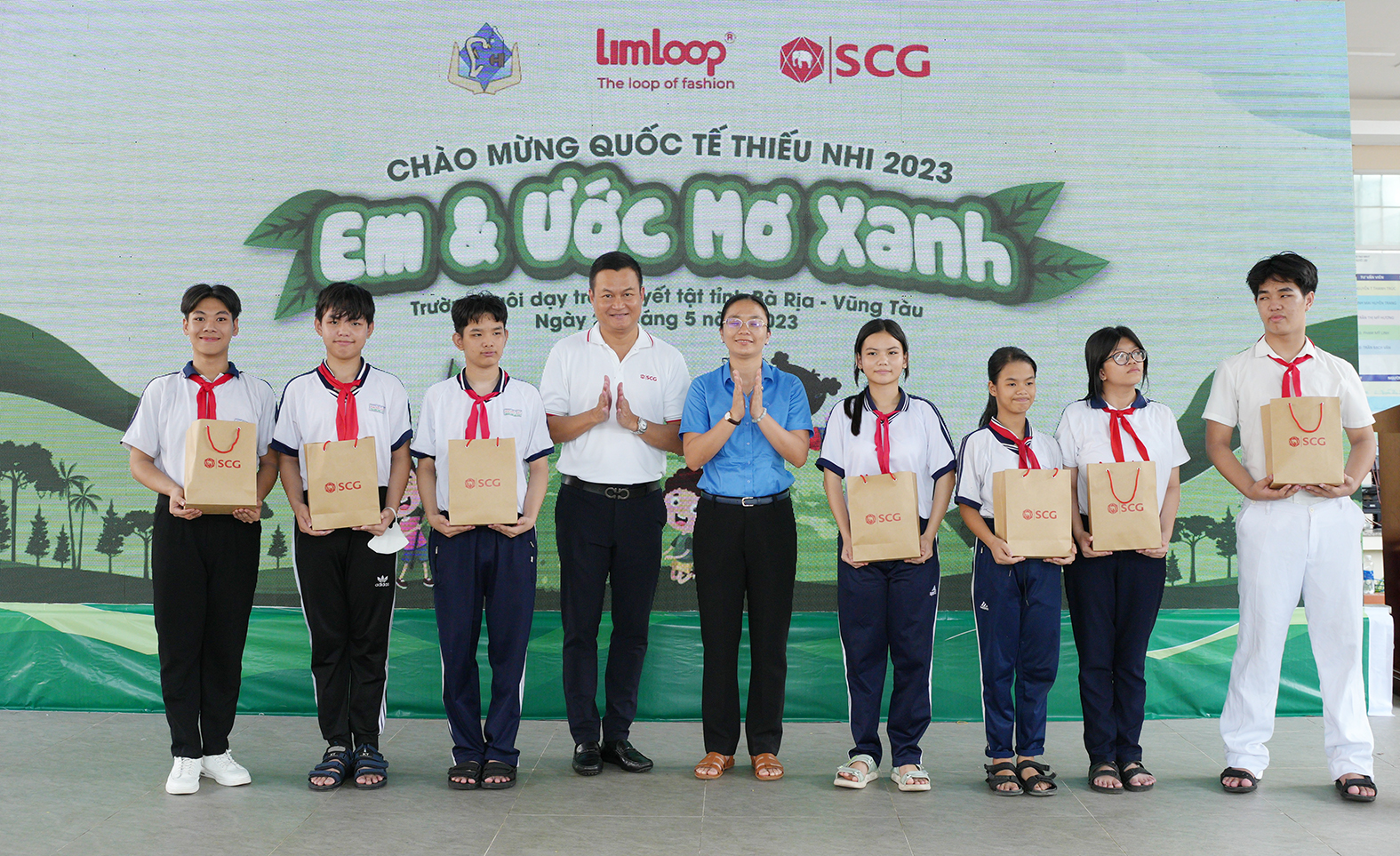 Ông Praween Wirotpan, Tổng Giám đốc Công ty TNHH SCG Việt Nam và bà Hồ Thị Ánh Tuyết, Bí thư Tỉnh Đoàn Bà Rịa - Vũng Tàu tặng những phần quà khích lệ tinh thần của các em.