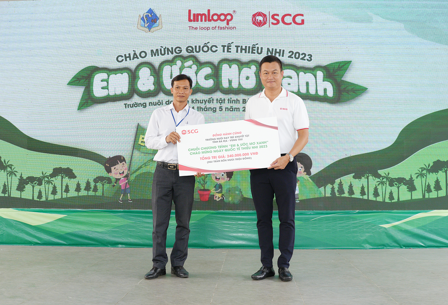 Ông Praween Wirotpan (phải), Tổng Giám đốc Công ty TNHH SCG Việt Nam - đơn vị tổ chức chuỗi hoạt động “Em và ước mơ xanh 2023” trao bảng tượng trưng 240 triệu đồng đến đại diện Trường Nuôi dạy trẻ khuyết tật tỉnh Bà Rịa - Vũng Tàu.