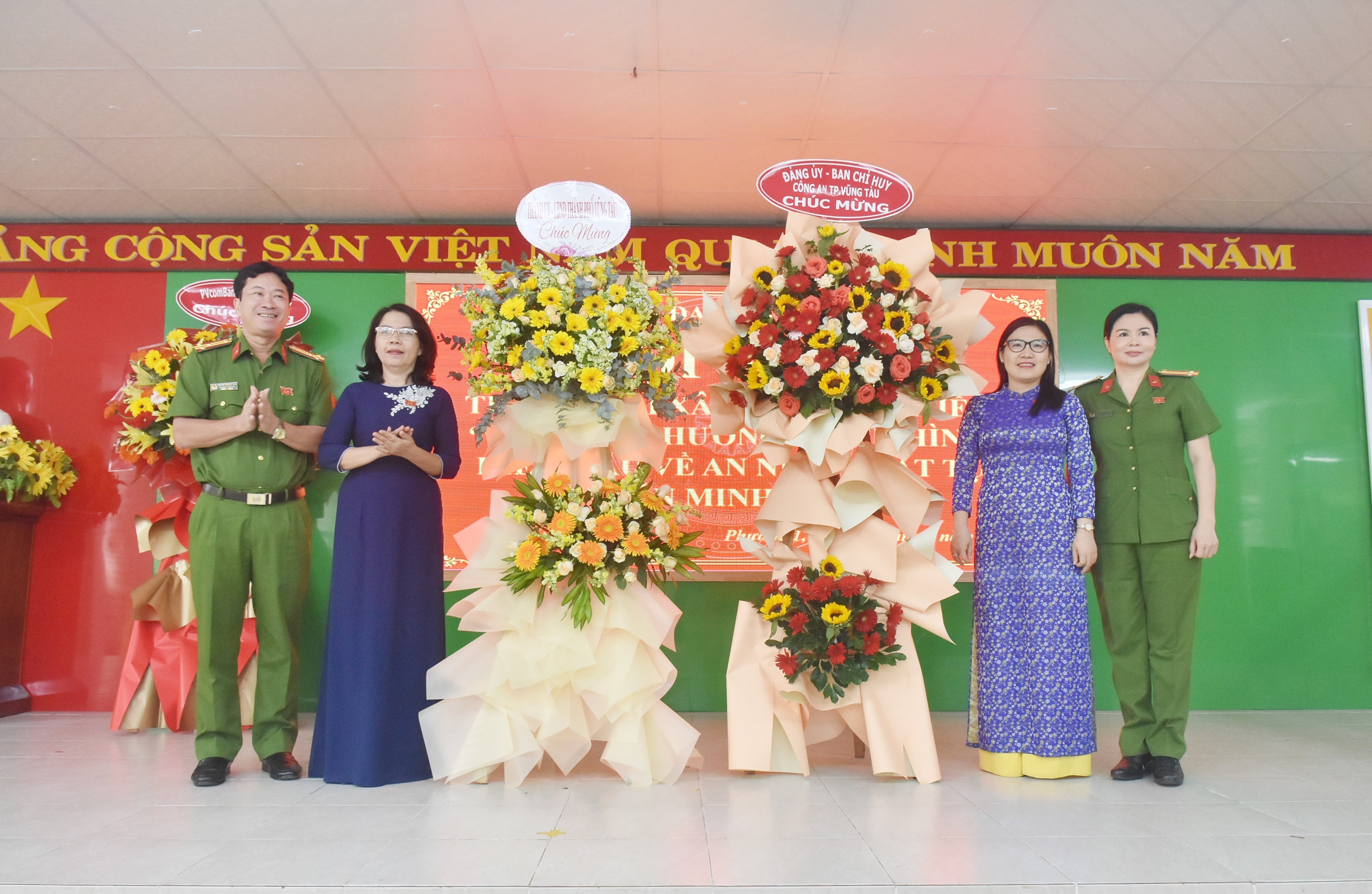Đại diện Công an TP.Vũng Tàu tặng hoa chúc mừng hội nghị.