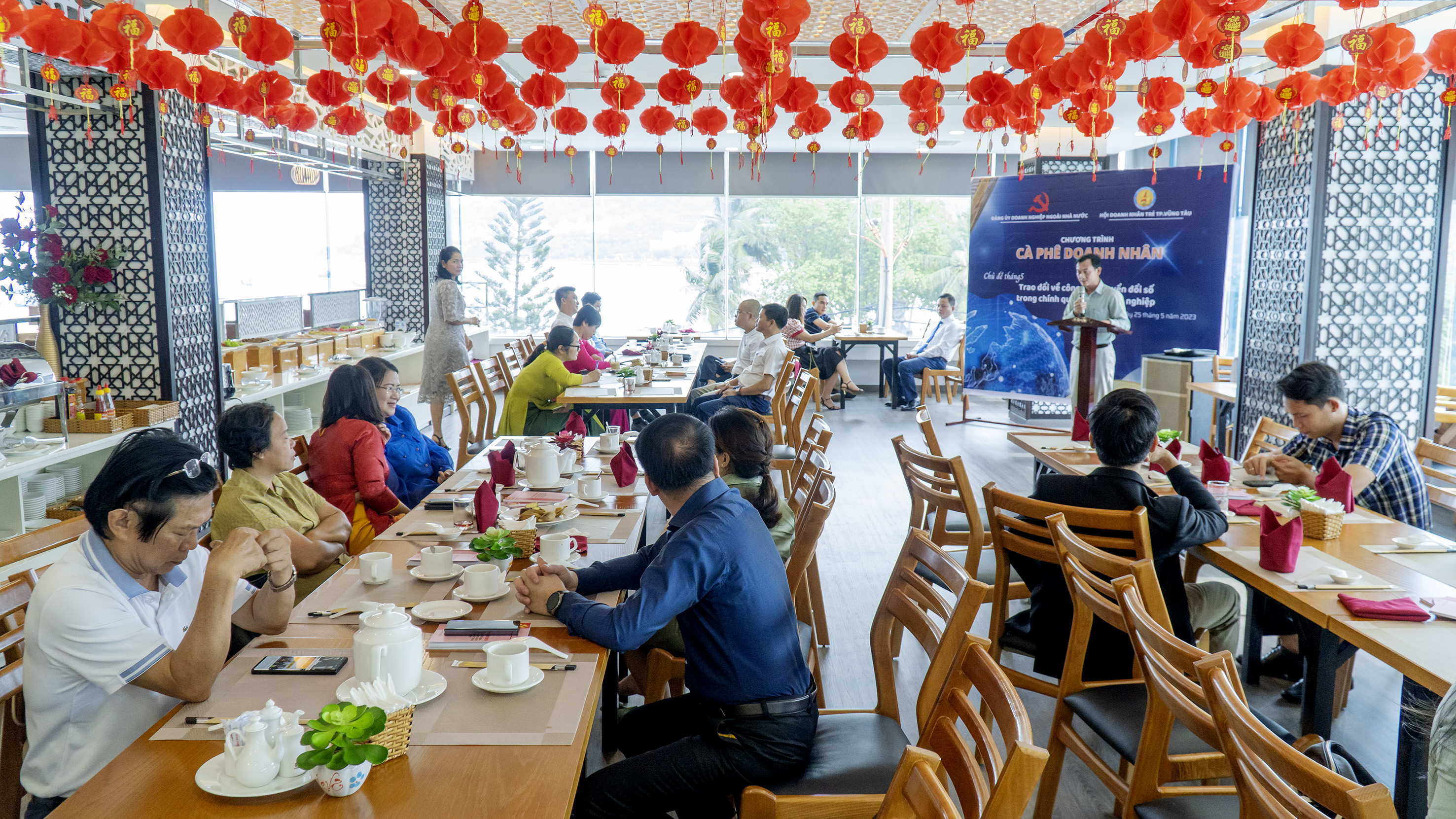 Chương trình cà phê doanh nhân “Kết nối kinh doanh - Cùng nhau phát triển” với chủ đề chuyển đổi số trong chính quyền và doanh nghiệp.