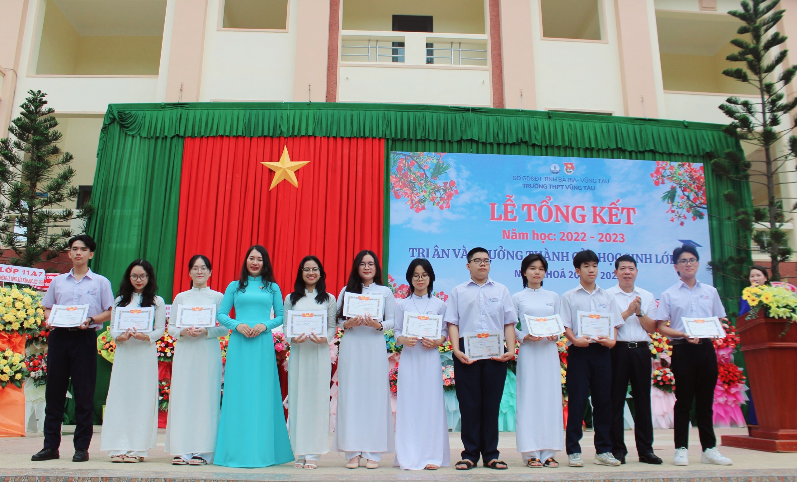 Cô Hiệu trưởng Nguyễn Thị Huế khen thưởng các tập thể và HS có thành tích xuất sắc trong năm học.