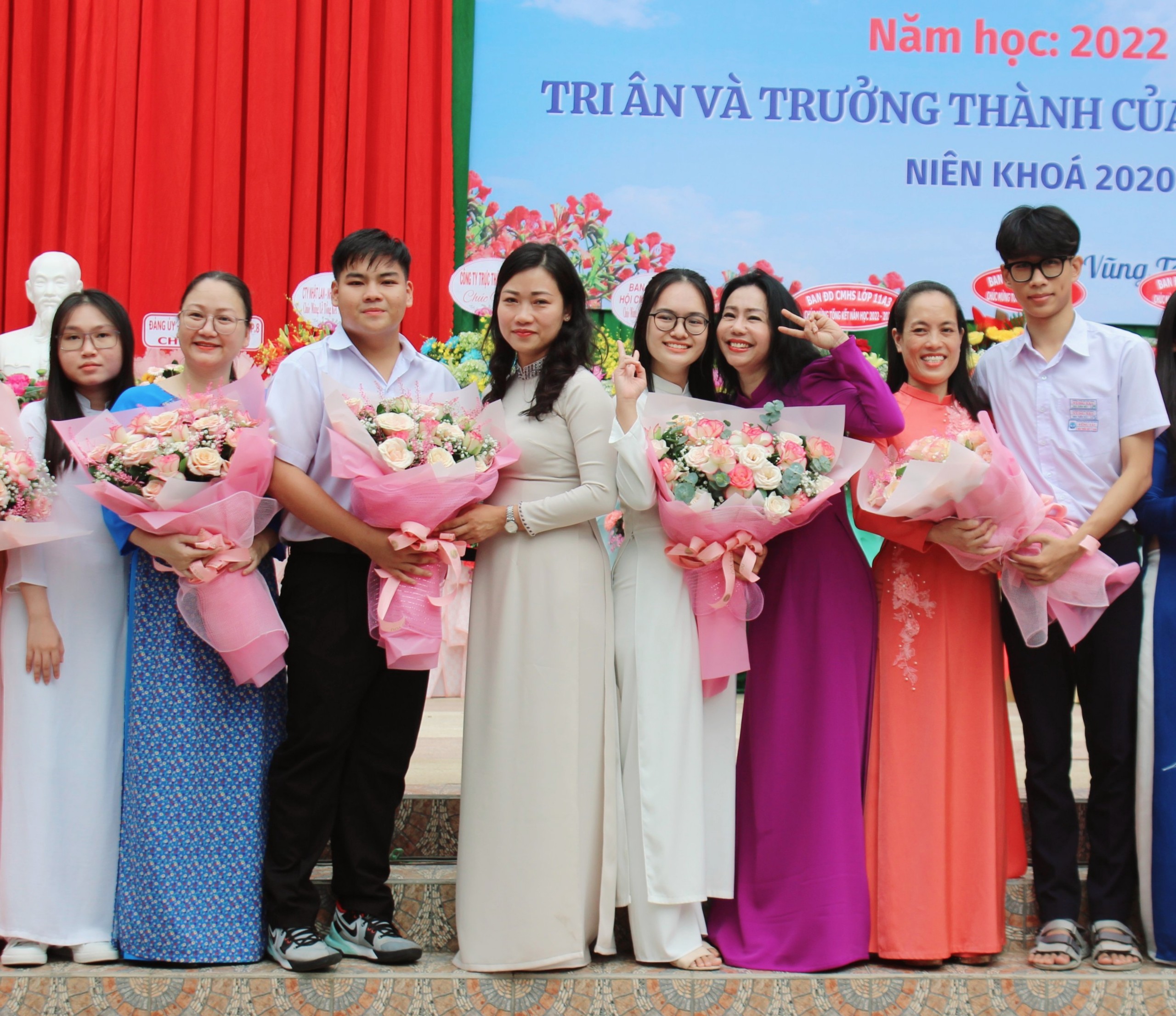 Các em HS lớp 12 tặng hoa tri ân thầy cô giáo.